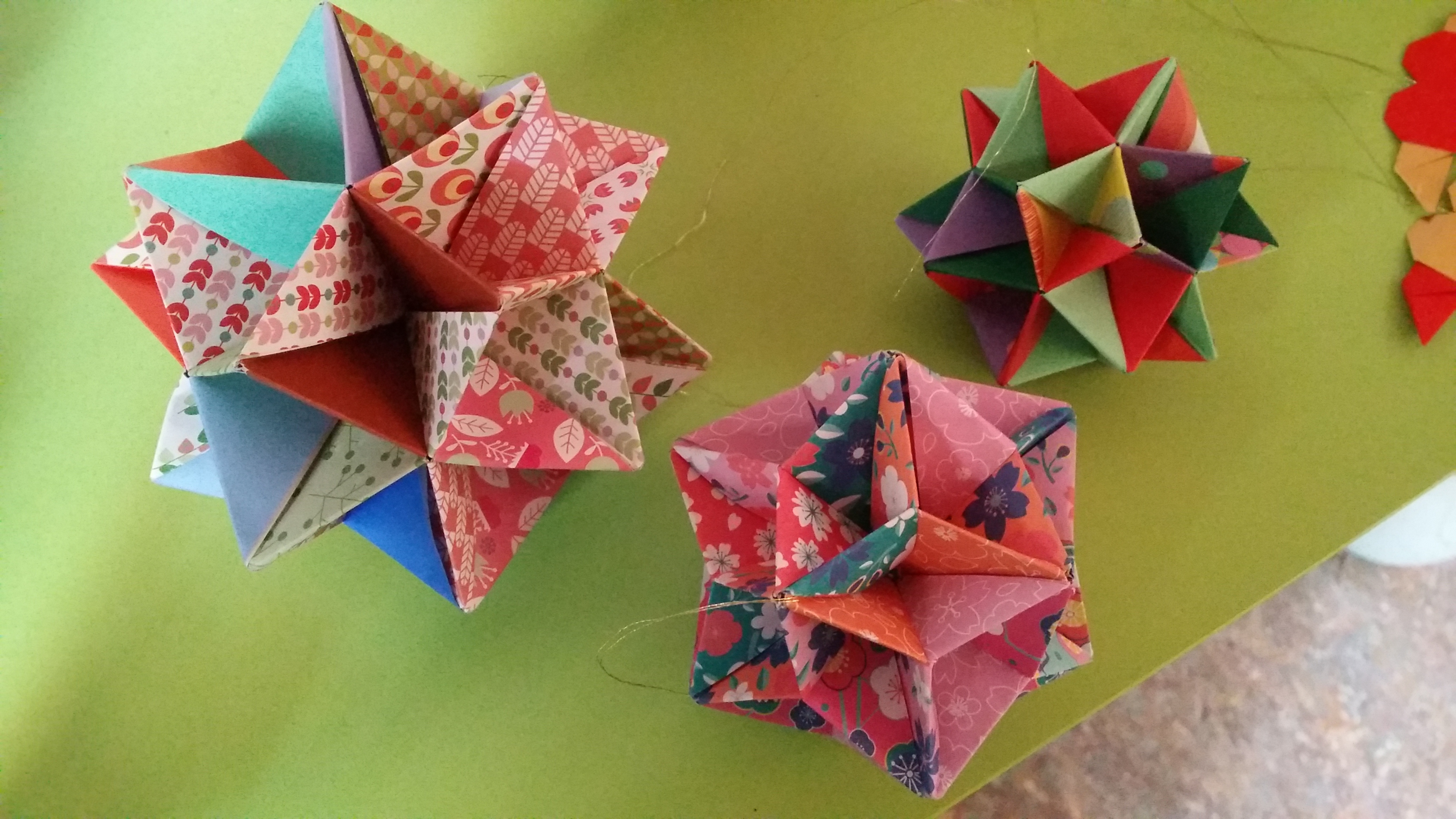 Kusudama Ananas à suspendre ou à poser 6€
(~ Ø 8 à 12 cm)