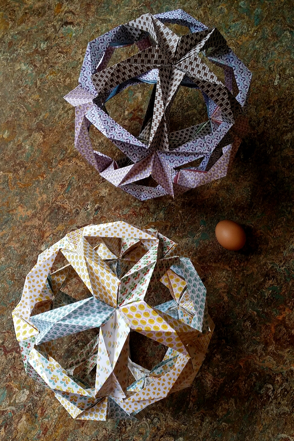 Kusudama Etoiles à suspendre ou à poser 6€
(~ Ø 12 à 30cm)