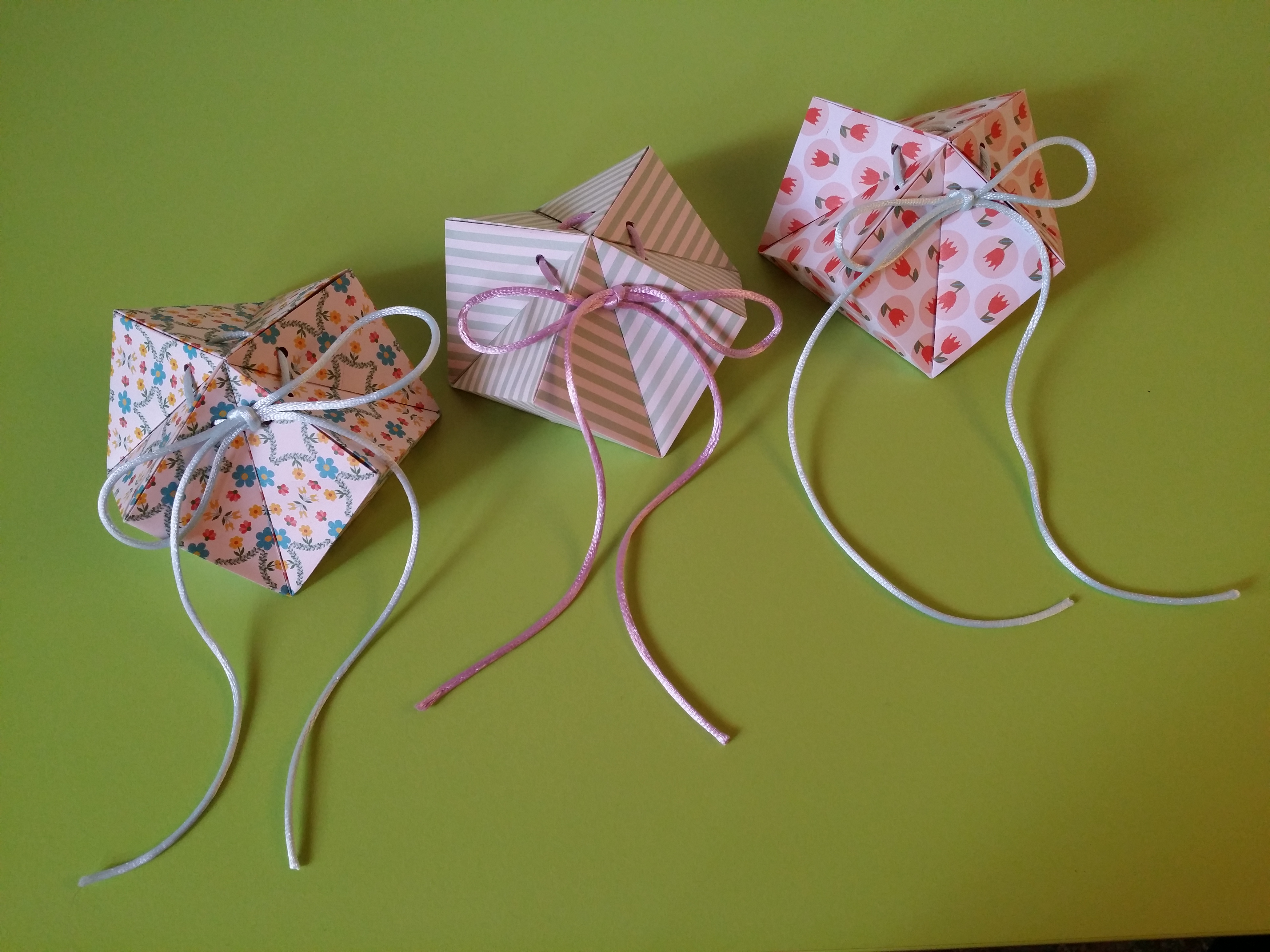 Boîte bourse Losange 2€
(~ 9 x h 4,5 cm de coté)