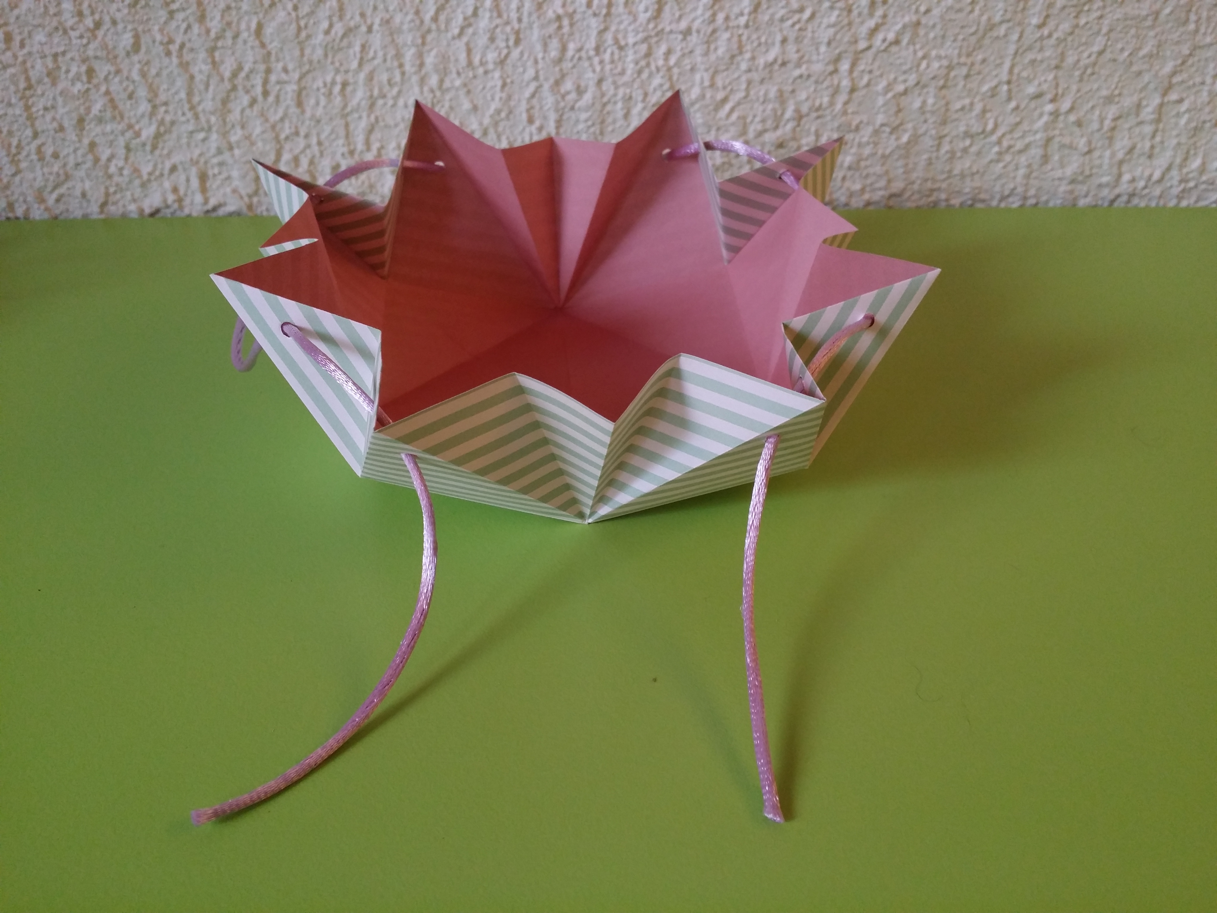 Boîte bourse Losange 2€
(~ 9 x h 4,5 cm de coté)
