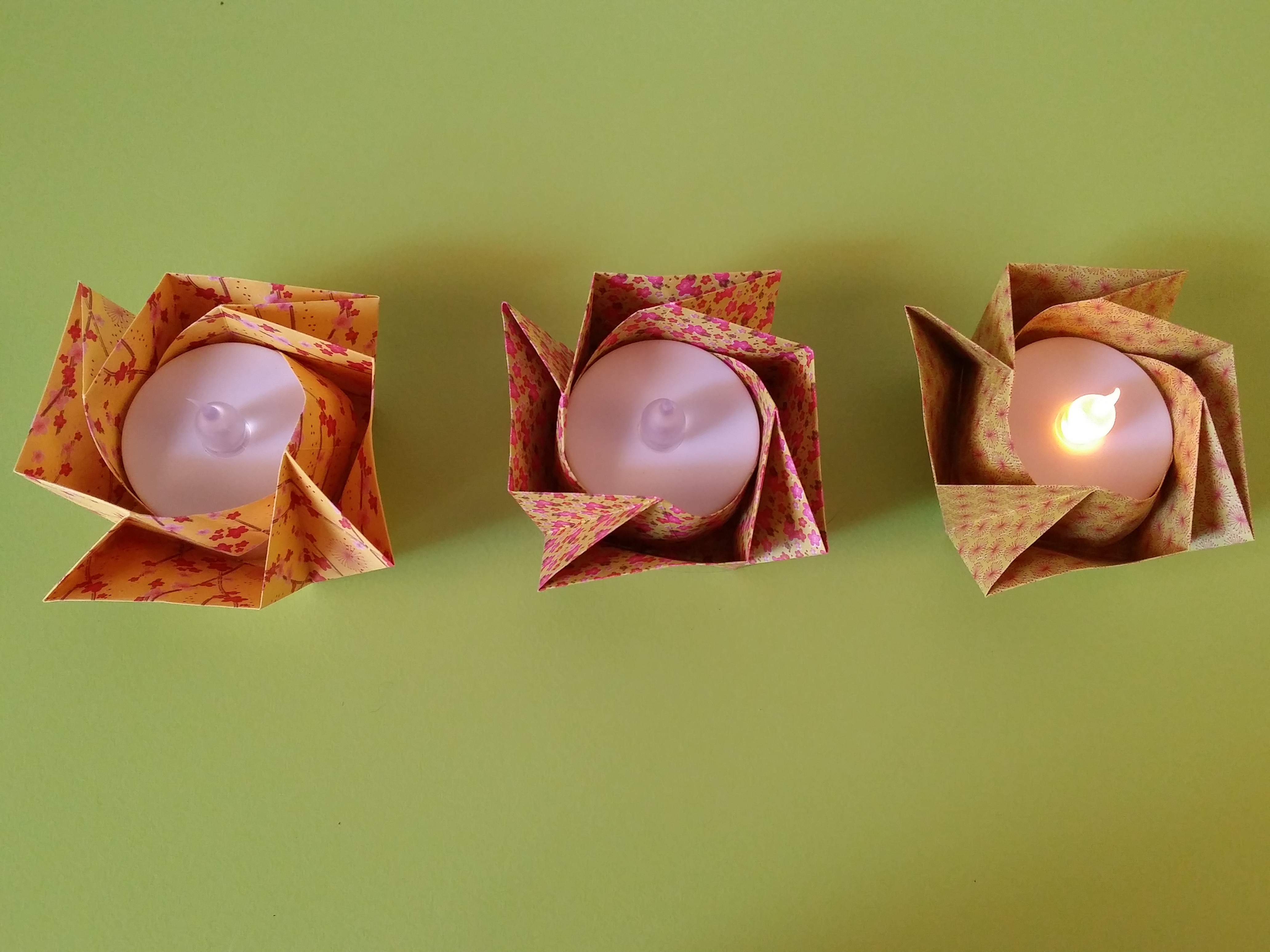 Veilleuse Fleur avec led 3€
(~ Ø 8 x h 4 cm)