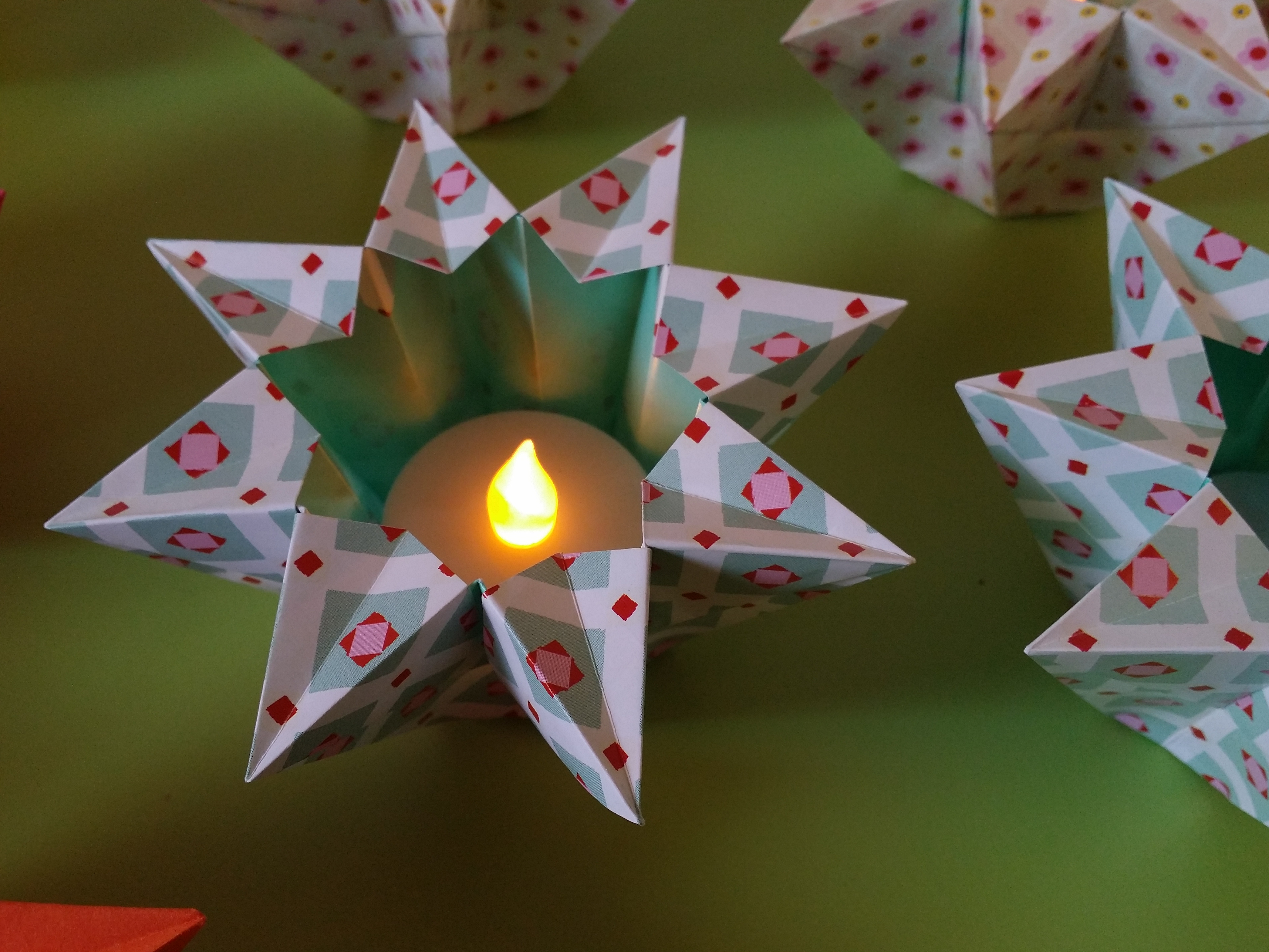 photophore Etoile à 8 branches avec led 2€
(~ Ø 7,5 x h 4 cm)