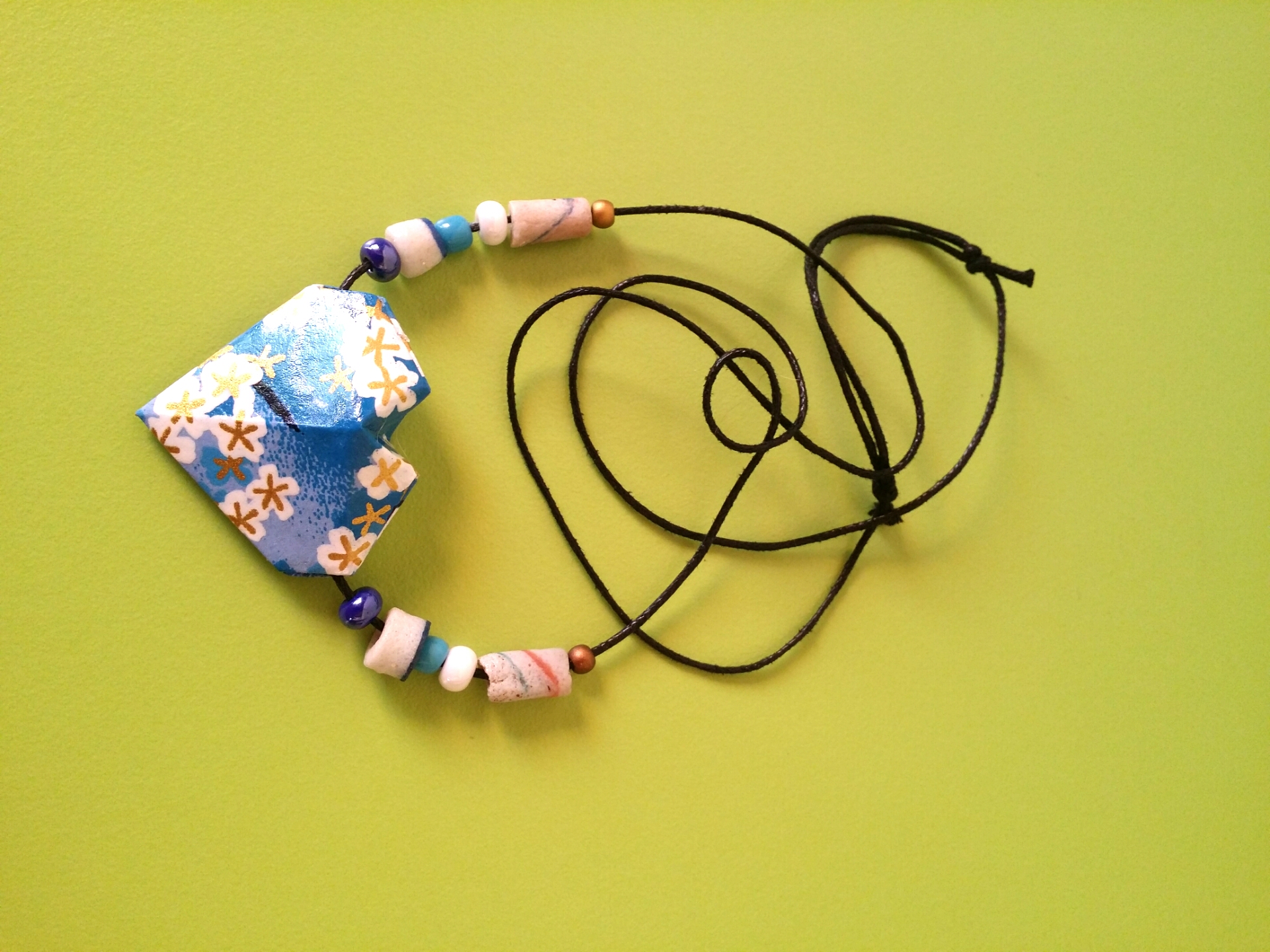 Collier Cœur, fleurs blanches et ciel bleu ,12€ 