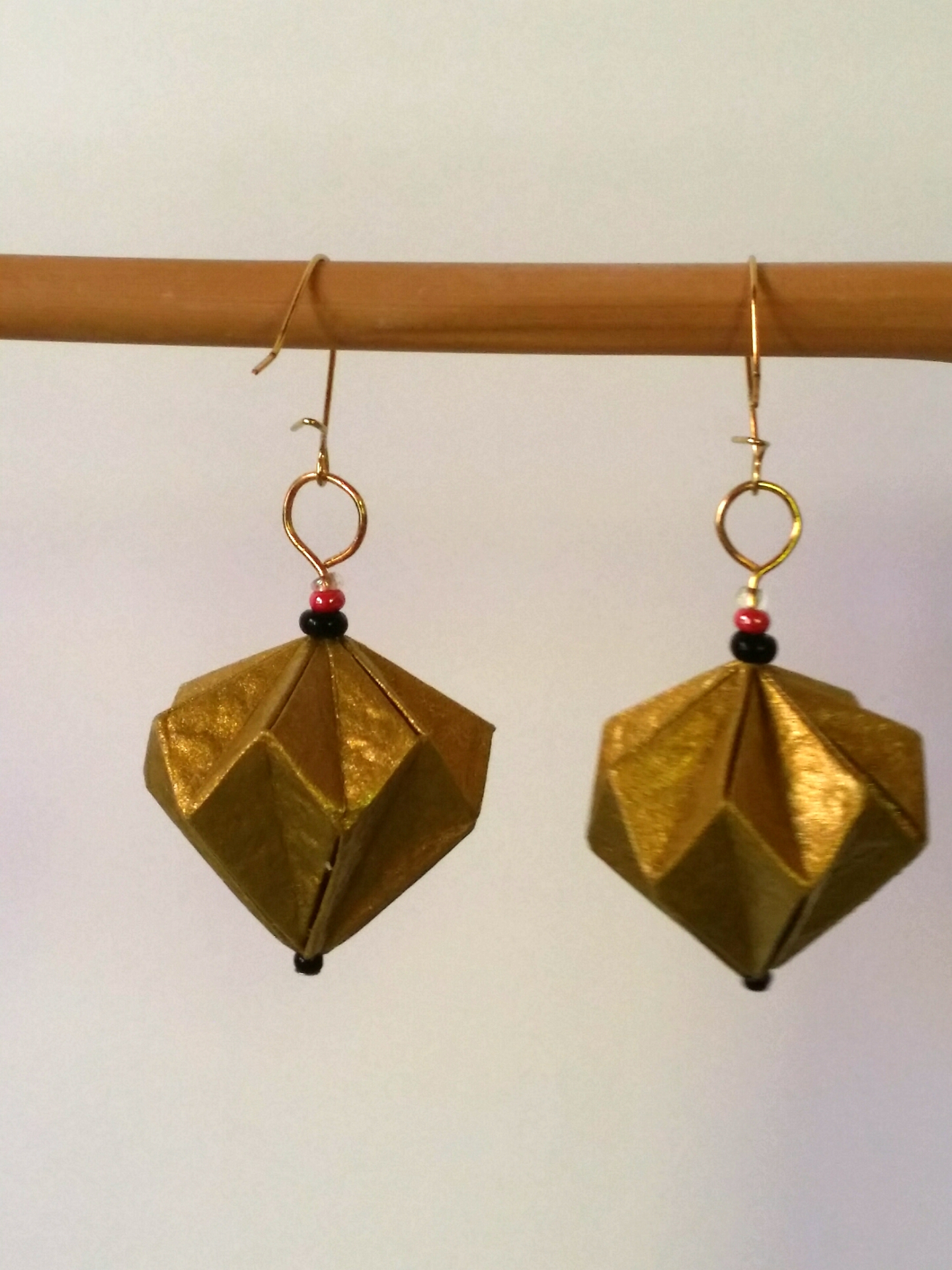 Boucles d'oreilles Lampions petit modèle, doré, 9€
(~ 4 cm de long hors attaches)