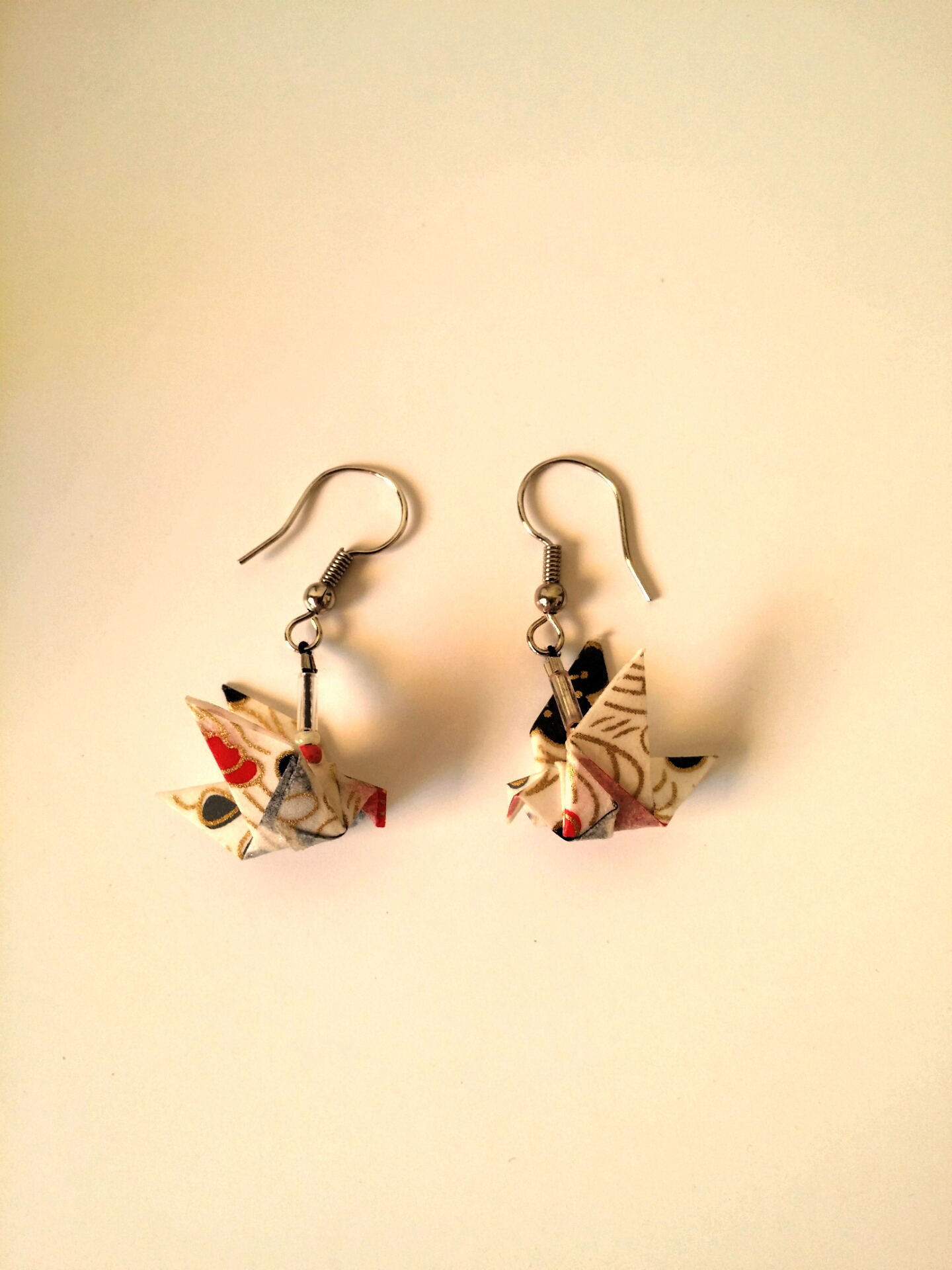 Boucles d'oreilles Oiseaux, blanc rouge noir et doré, 9€