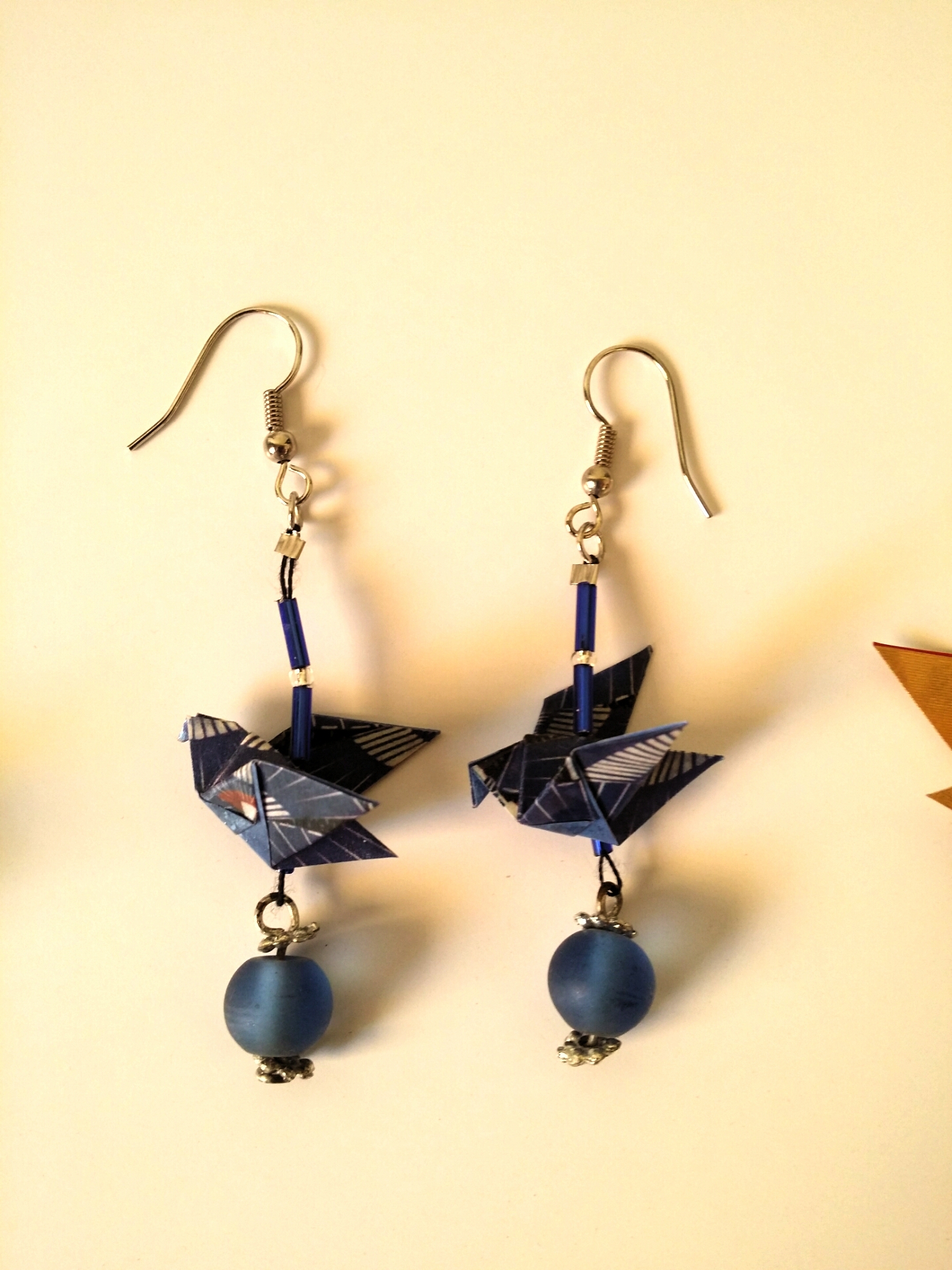 Boucles d'oreilles Oiseaux, bleu et blanc, 7€
