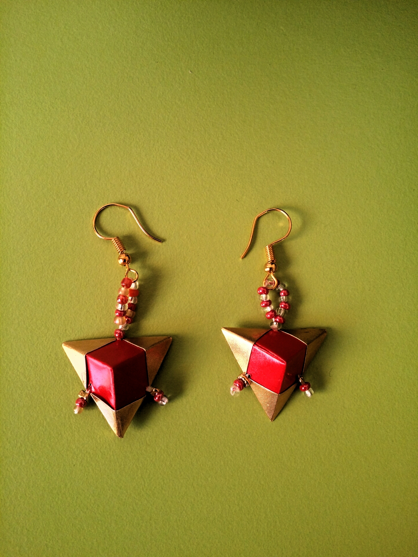 Boucles d'oreilles Pyramides, rouge et doré, 9€ 