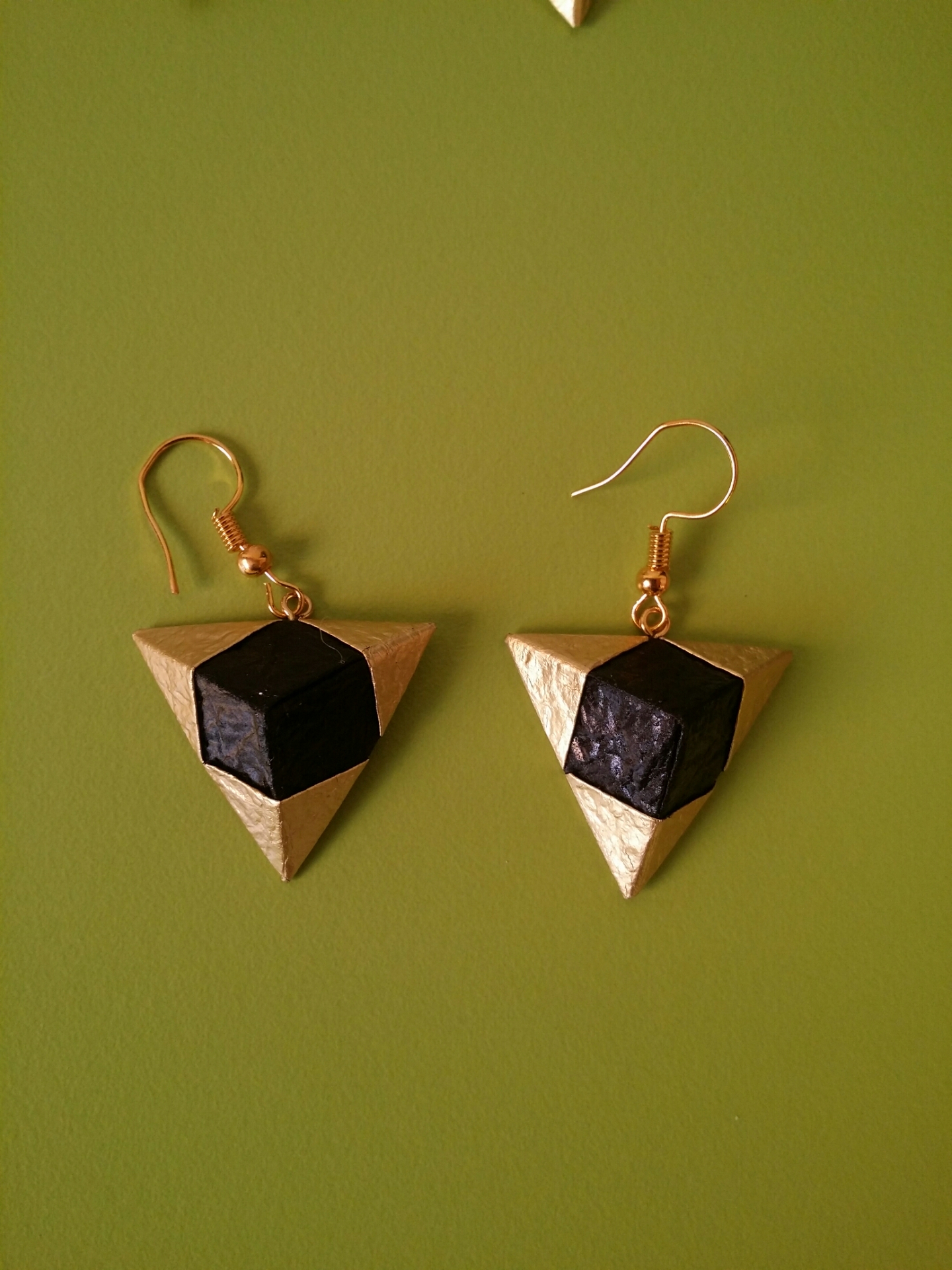 Boucles d'oreilles Pyramides, noir et doré, 9€