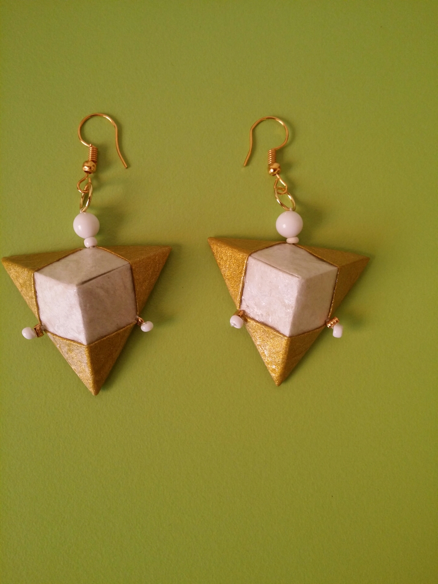 Boucles d'oreilles Pyramides, blanc et doré, 9€