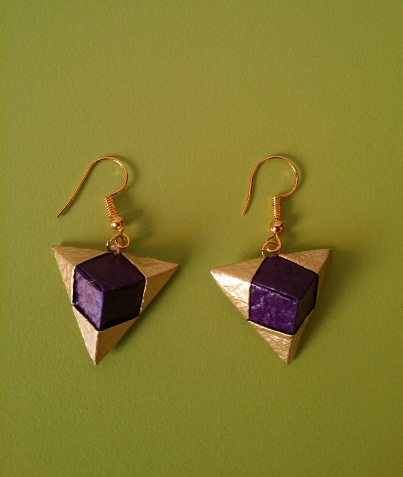 Boucles d'oreilles Pyramides, violet et doré, 9€