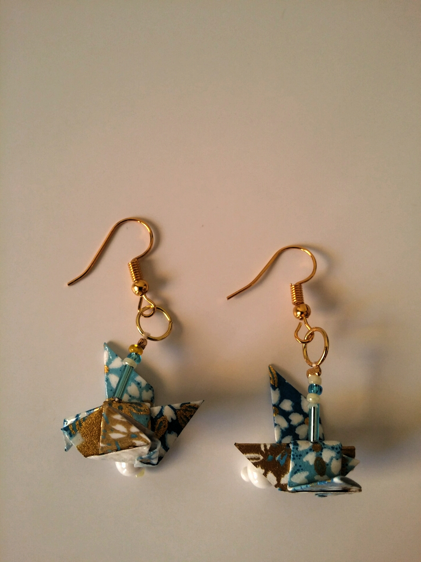 Boucles d'oreilles Oiseaux, bleu blanc et doré, 9€