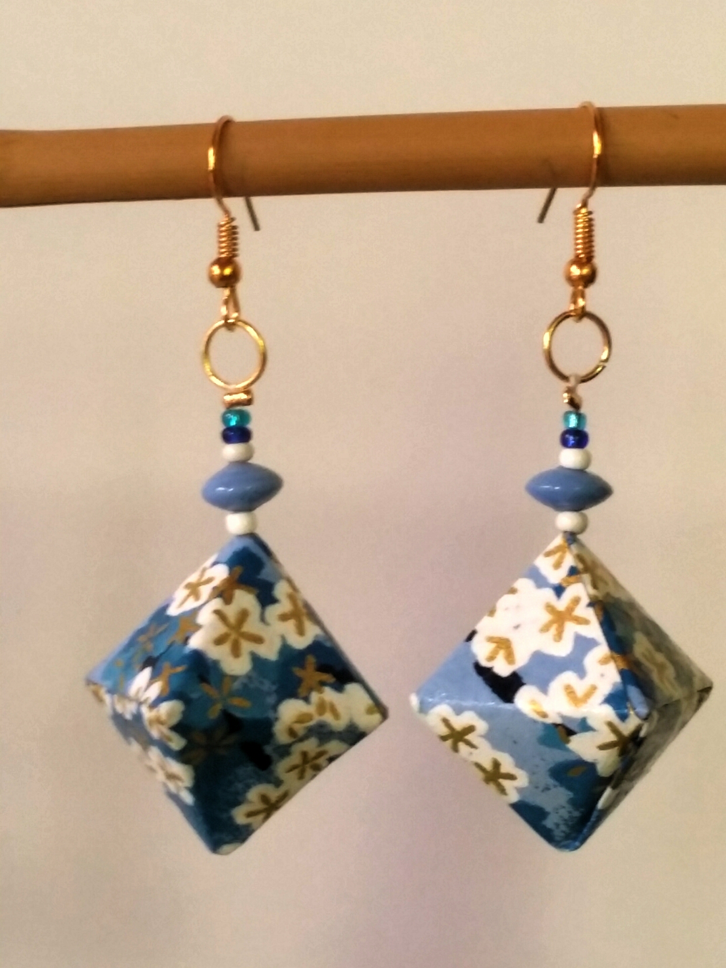 Boucles d'oreilles Losanges, fleurs blanches sur ciel bleu, 9€ 