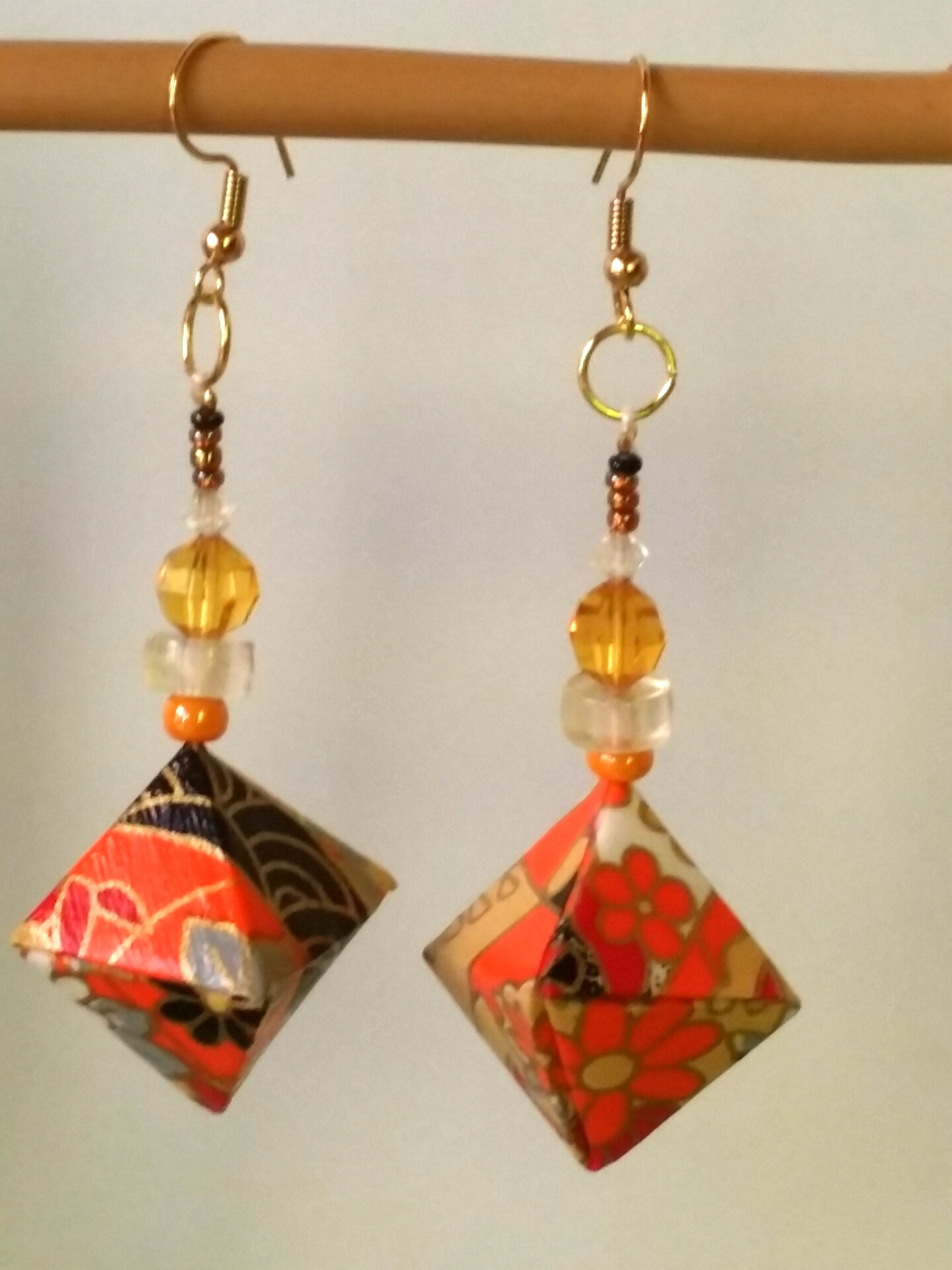 Boucles d'oreilles Octaèdre, papier washi* végétal orange 9€