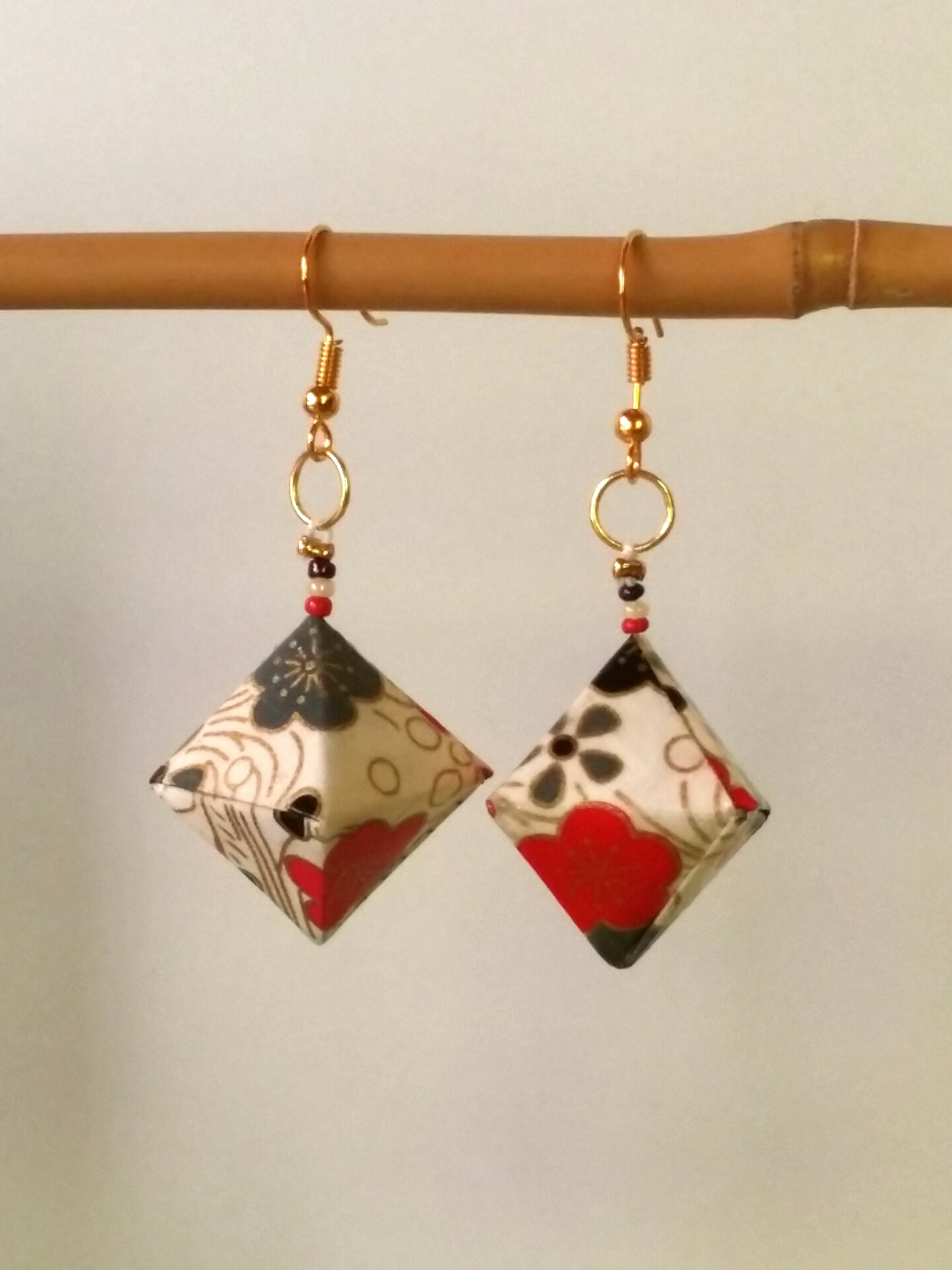 Boucles d'oreilles Losanges, rouge et noir sur blanc, 9€