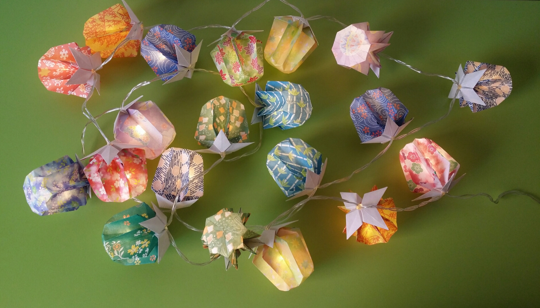 Guirlande lumineuse lampions moyens 17€
(2m de long, 20 leds, piles fournies) 