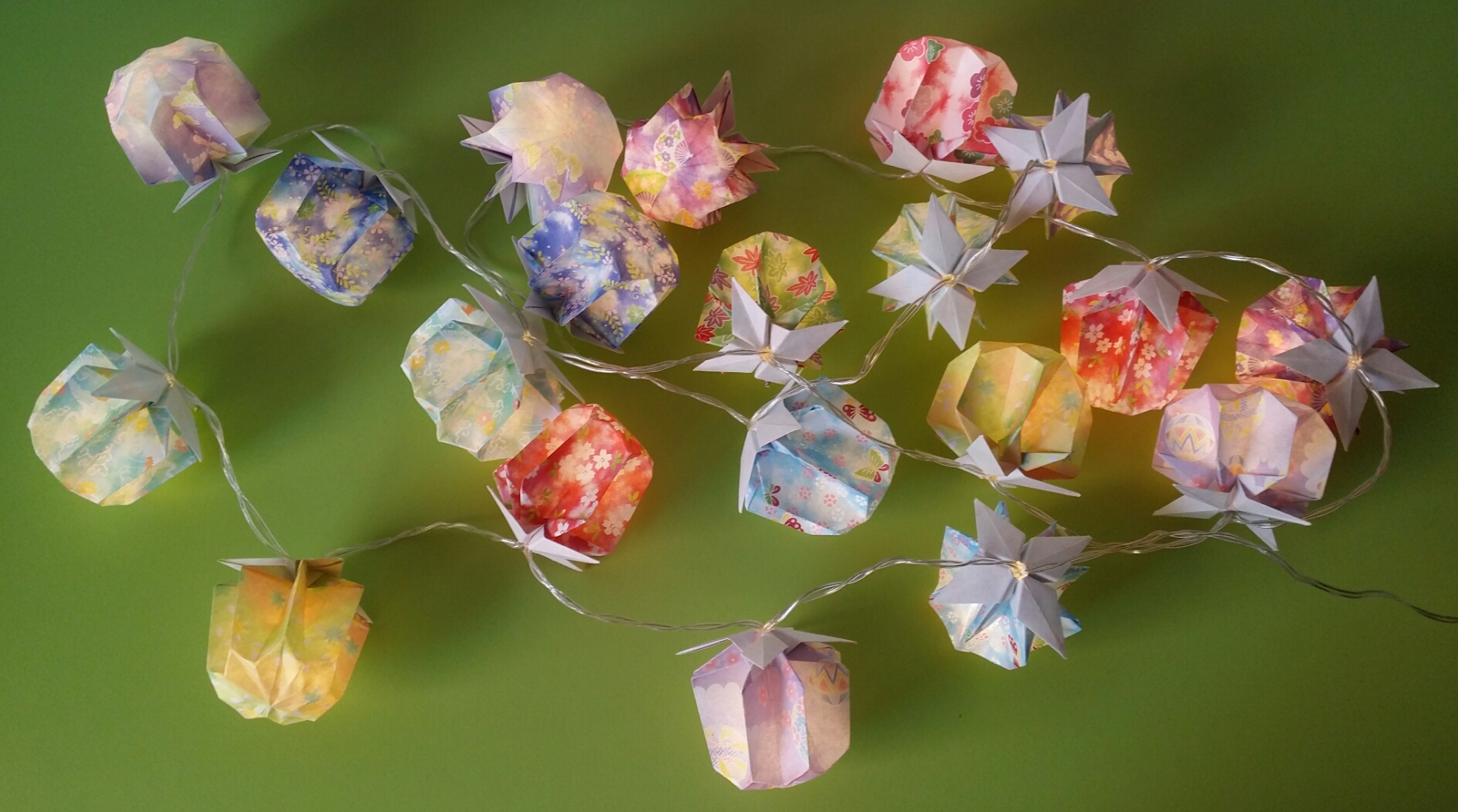 Guirlande lumineuse lampions rondouillards 17€
(2m de long, 20 leds, piles fournies)