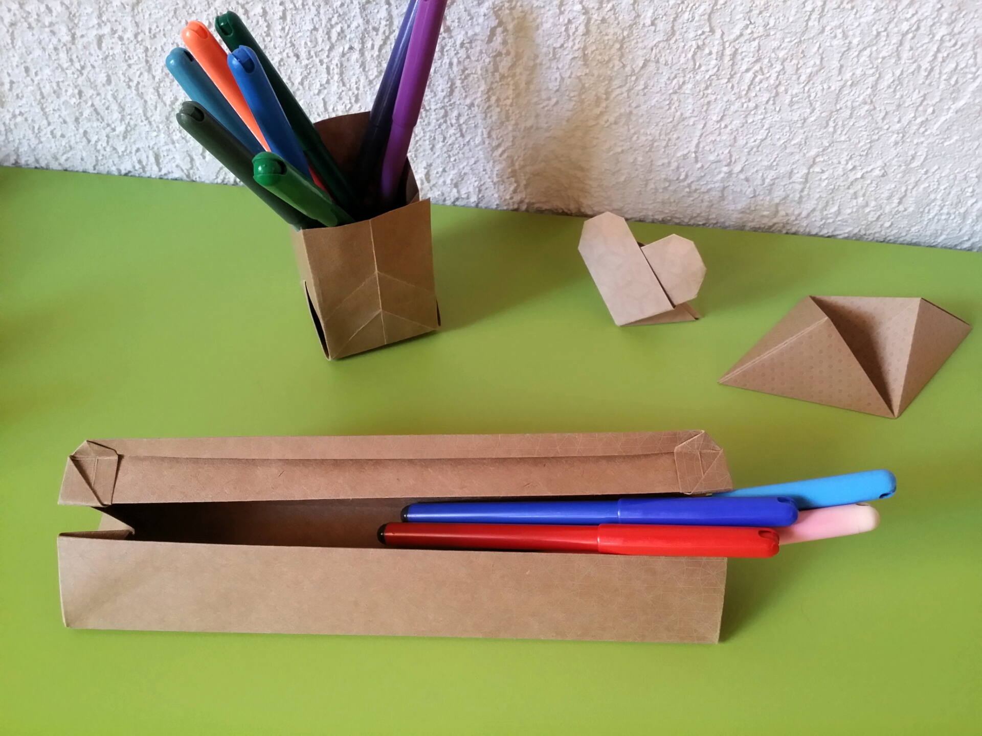 Trousse de bureau 2€
(~ 23 x 4 cm)
