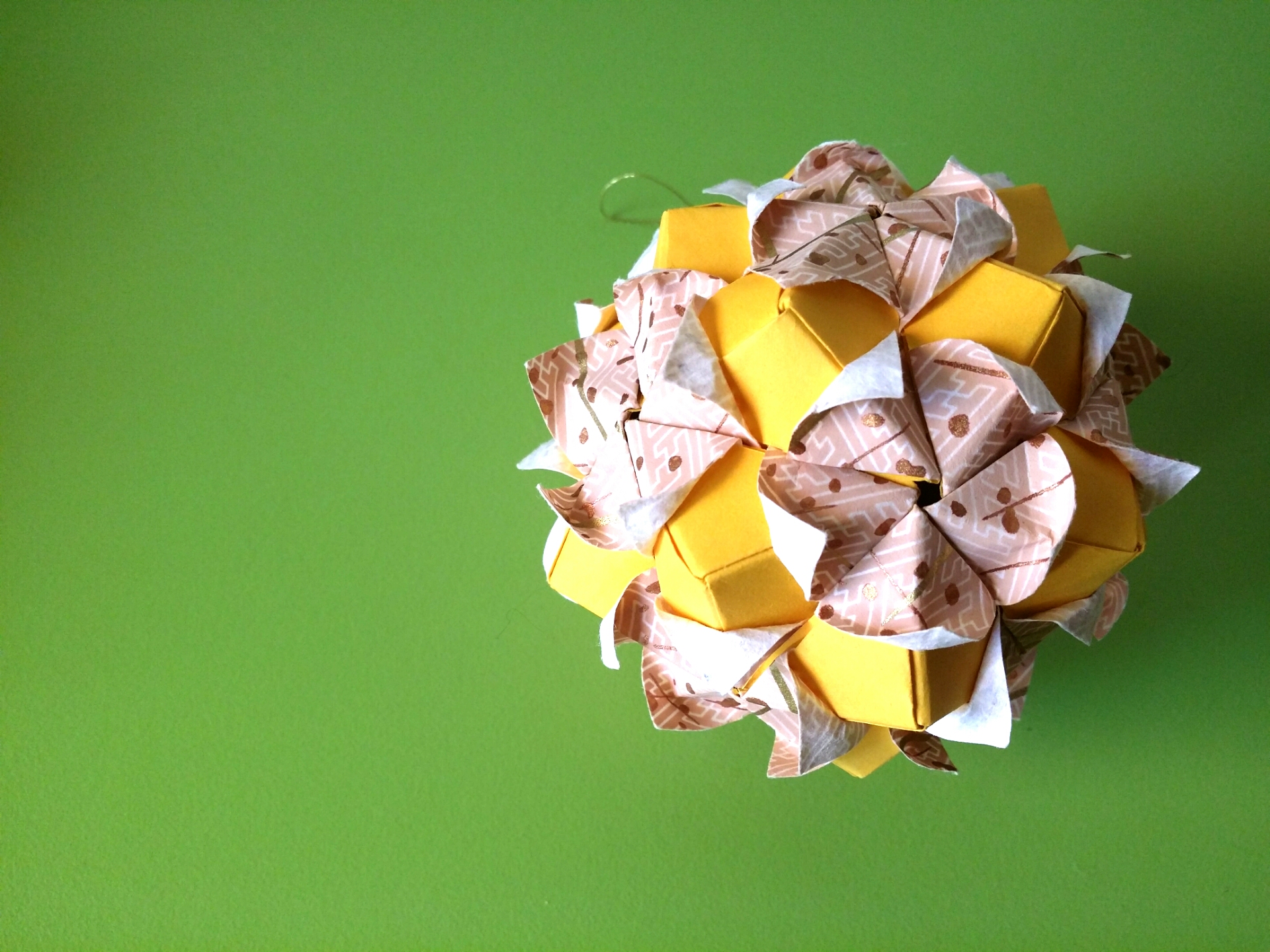 Kusudama Fuji fleuri à suspendre ou à poser 6€
(~ Ø 8 cm)