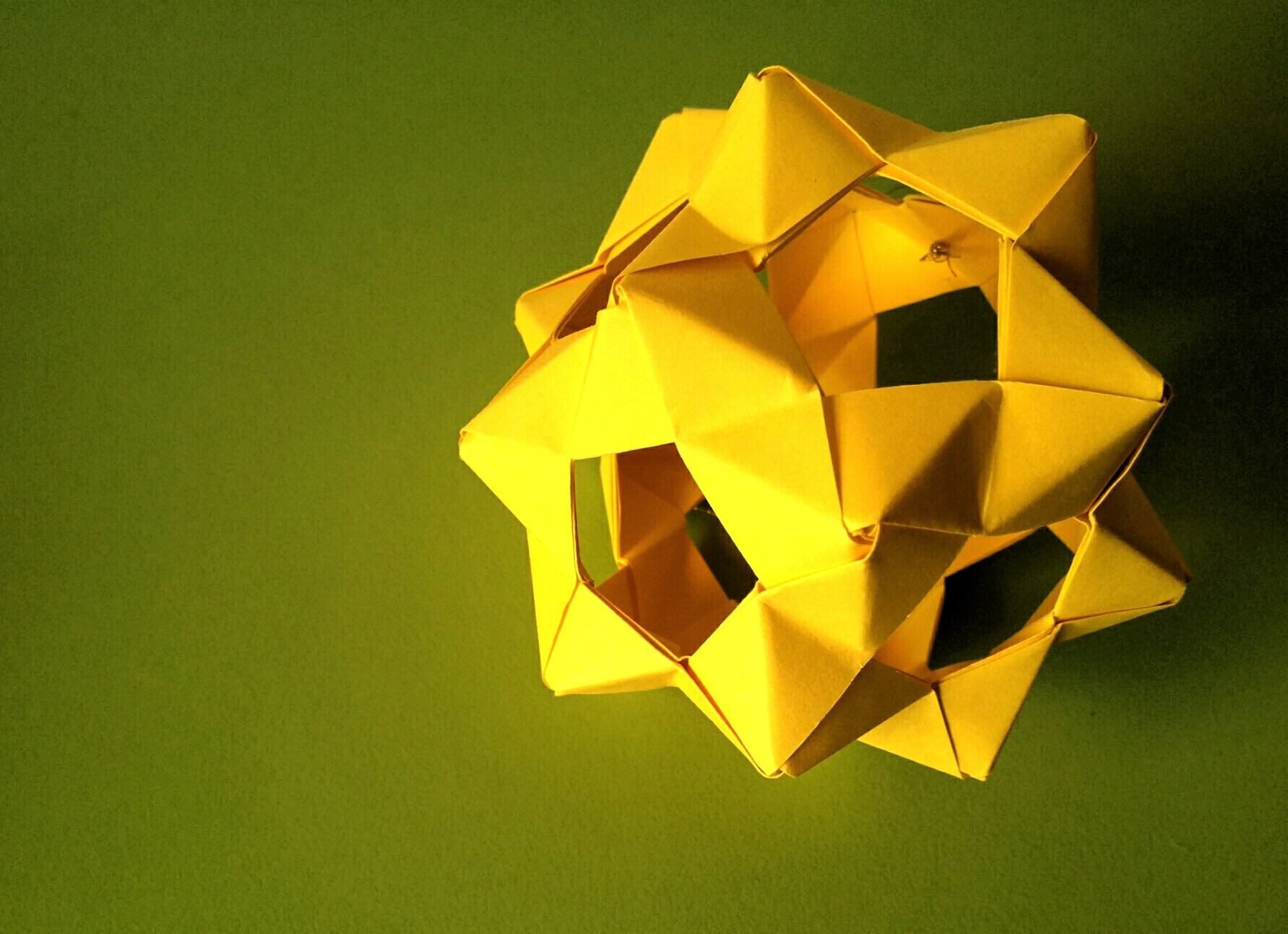 Kusudama Tissage à suspendre ou à poser 6€
(~ Ø 10 cm)
