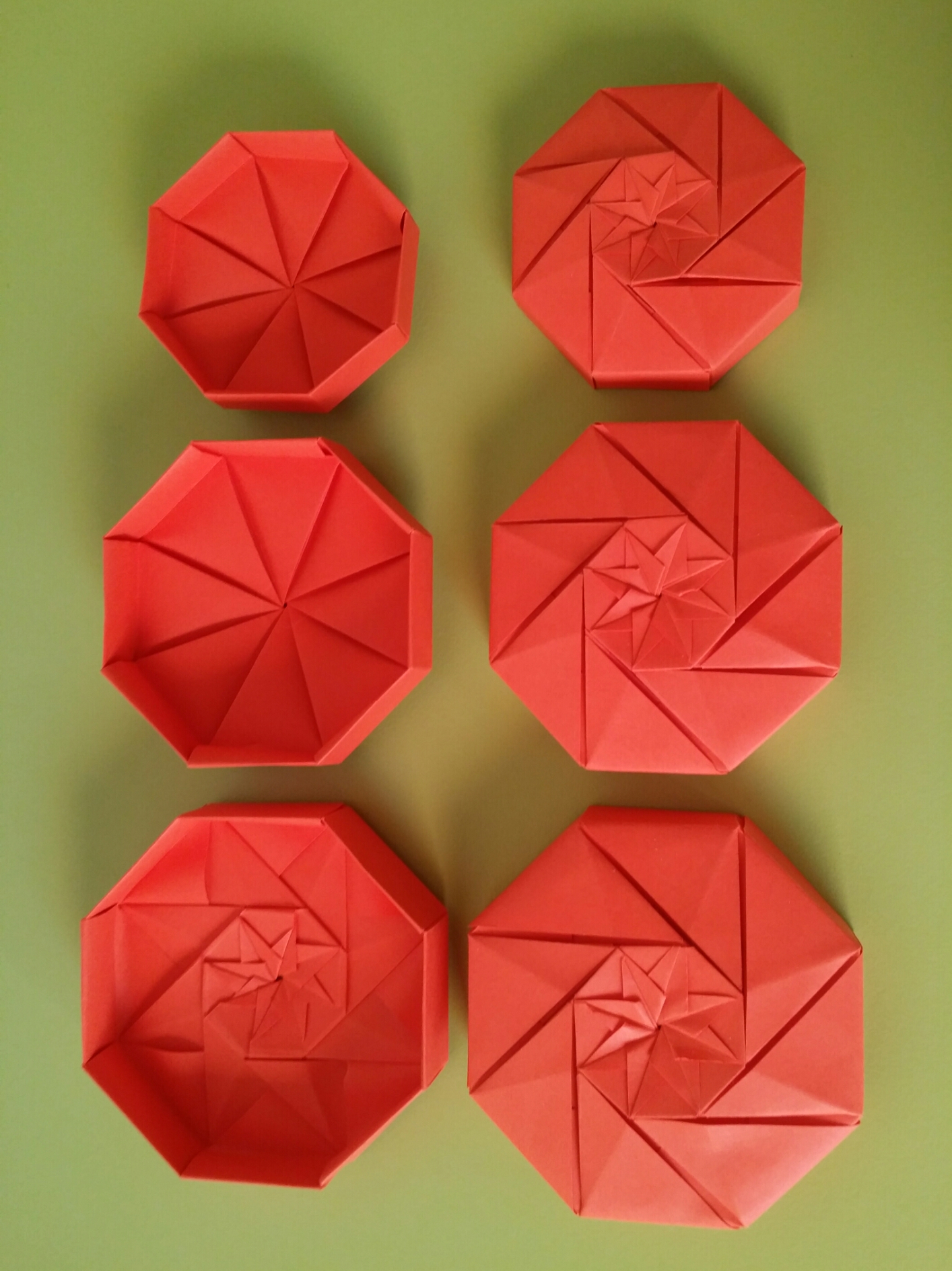 Les 3 boîtes octogonales gigognes 10€
(~ Ø 6 x h 2,5 cm jusqu'à Ø 15,5 x h 3, 5 cm)
faites de 16 modules