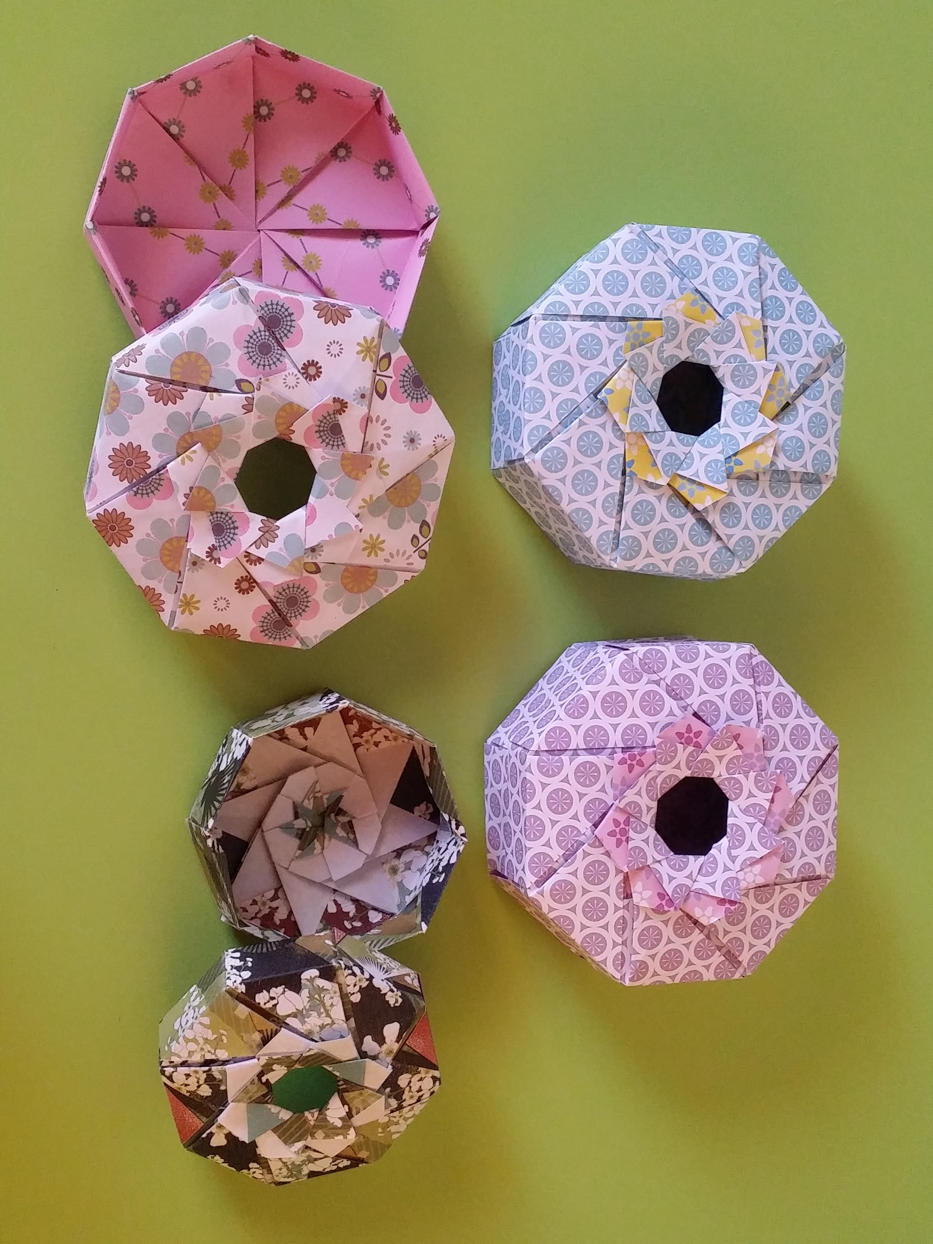 Boîtes modulaire octogonales à trou 5€
(~ Ø 8 x h 3 cm)
création personnelle