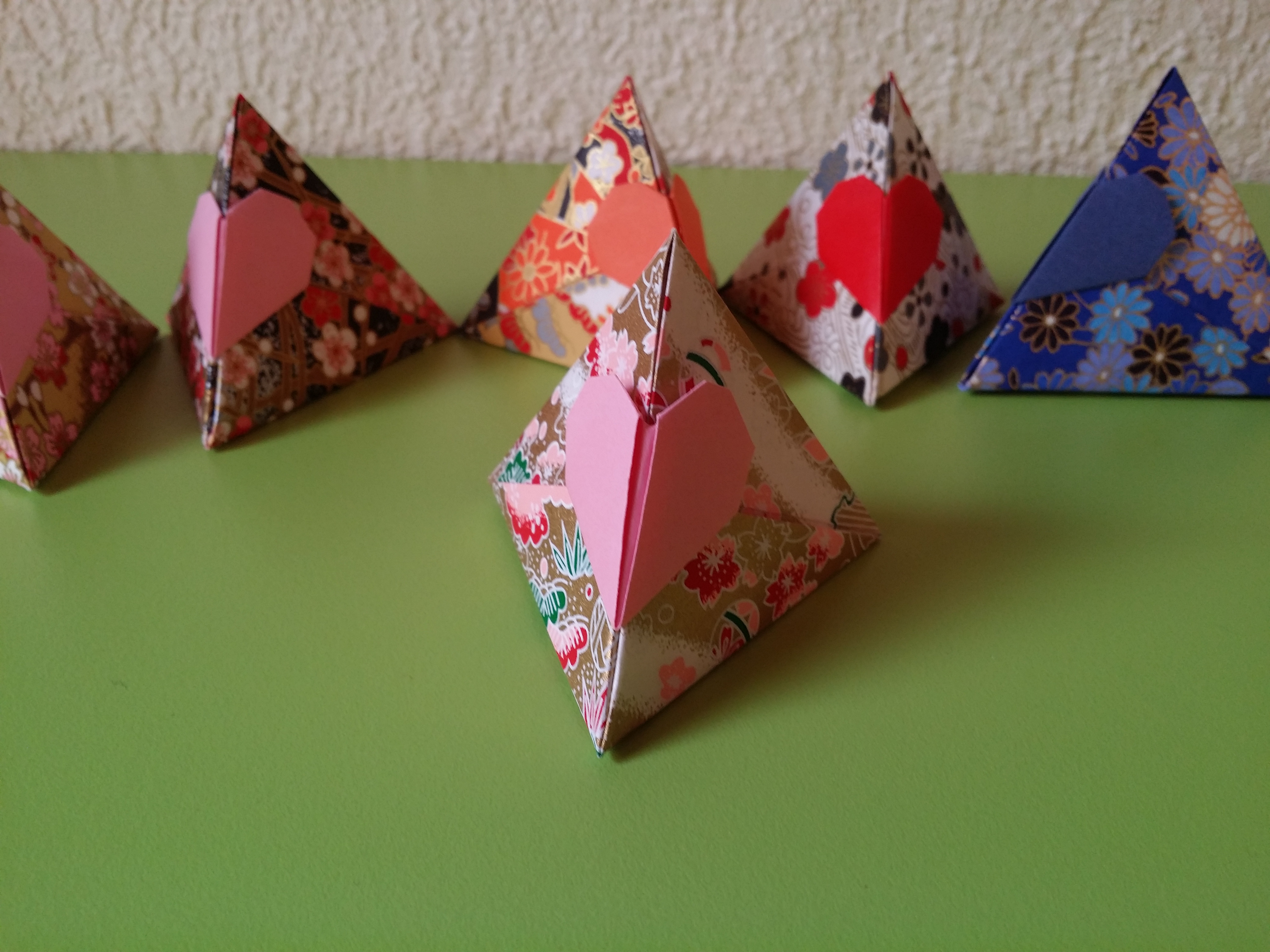 Berlingots en papier washi avec serrure cœur 3€
(~ 7,5 ou 10 cm de côté)