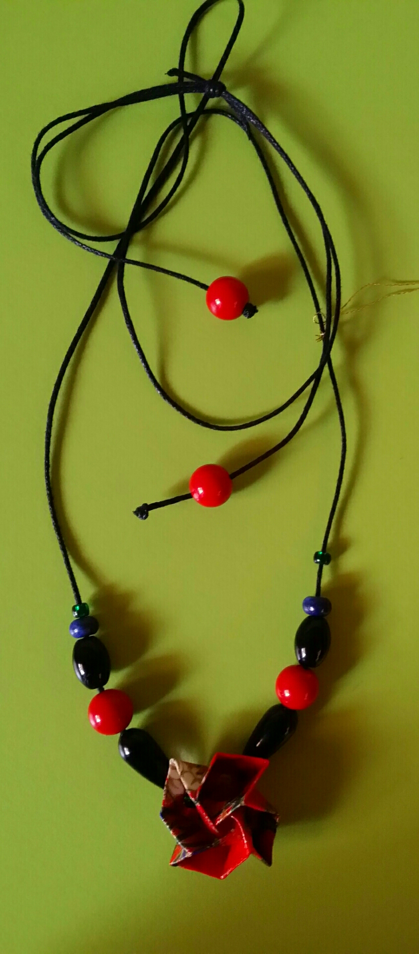 Collier Fleur, papier washi* rouge passion et pointe de bleu, 16€
 (lapis lazuli  : créativité, intuition, sagesse...)