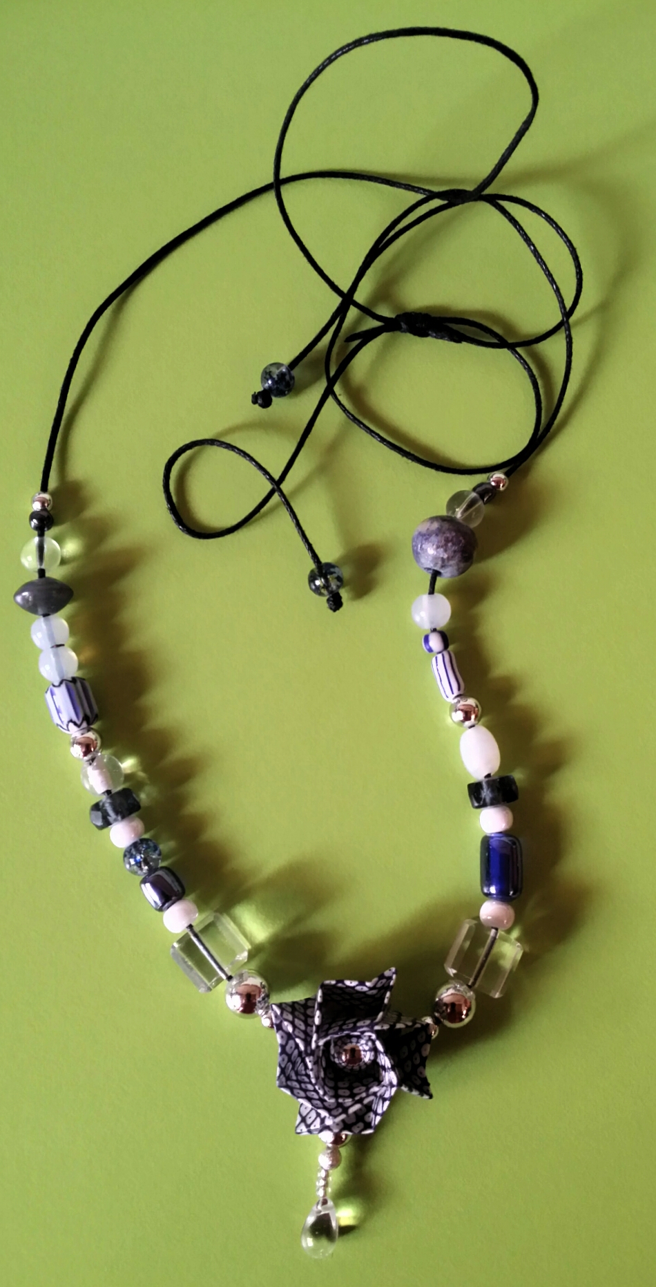 Collier Fleur, motif daims sacrés bleu et blanc ,13€