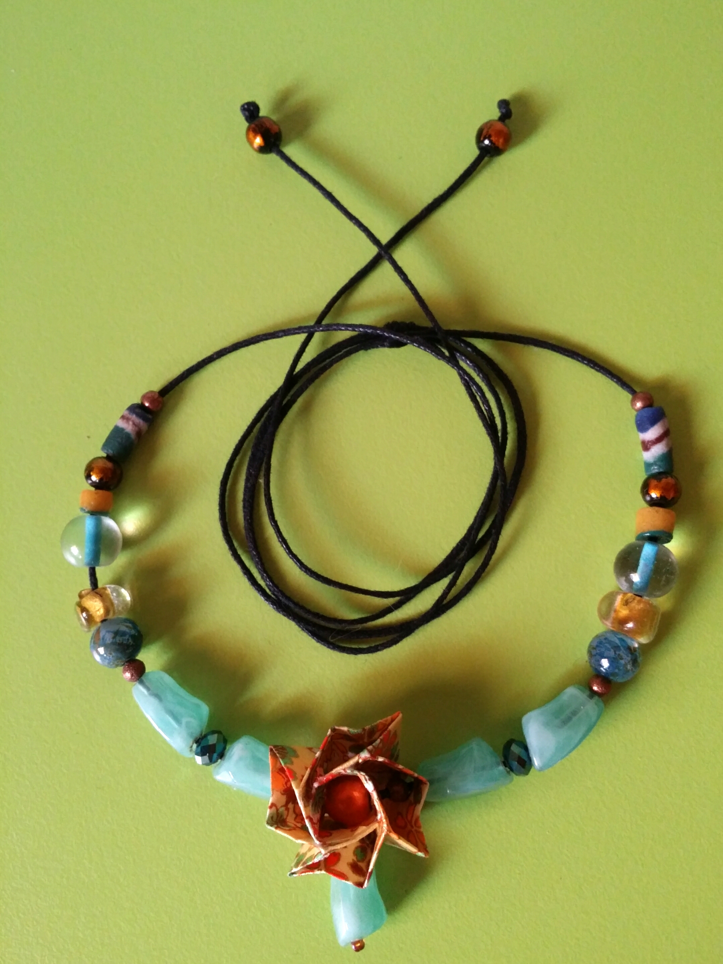 Collier Fleur, orange et turquoise, 13€
