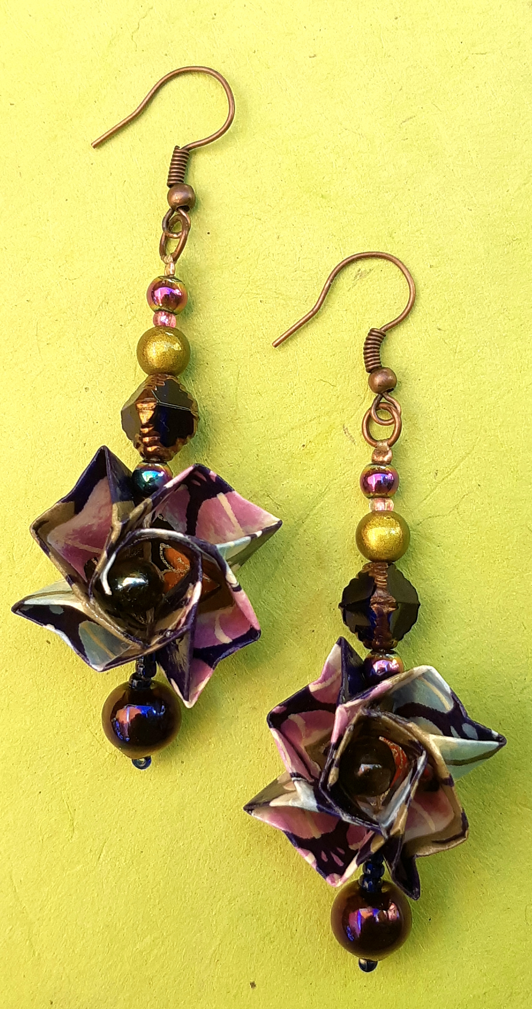 Boucles d'oreilles Fleurs, violet et vert, 12€