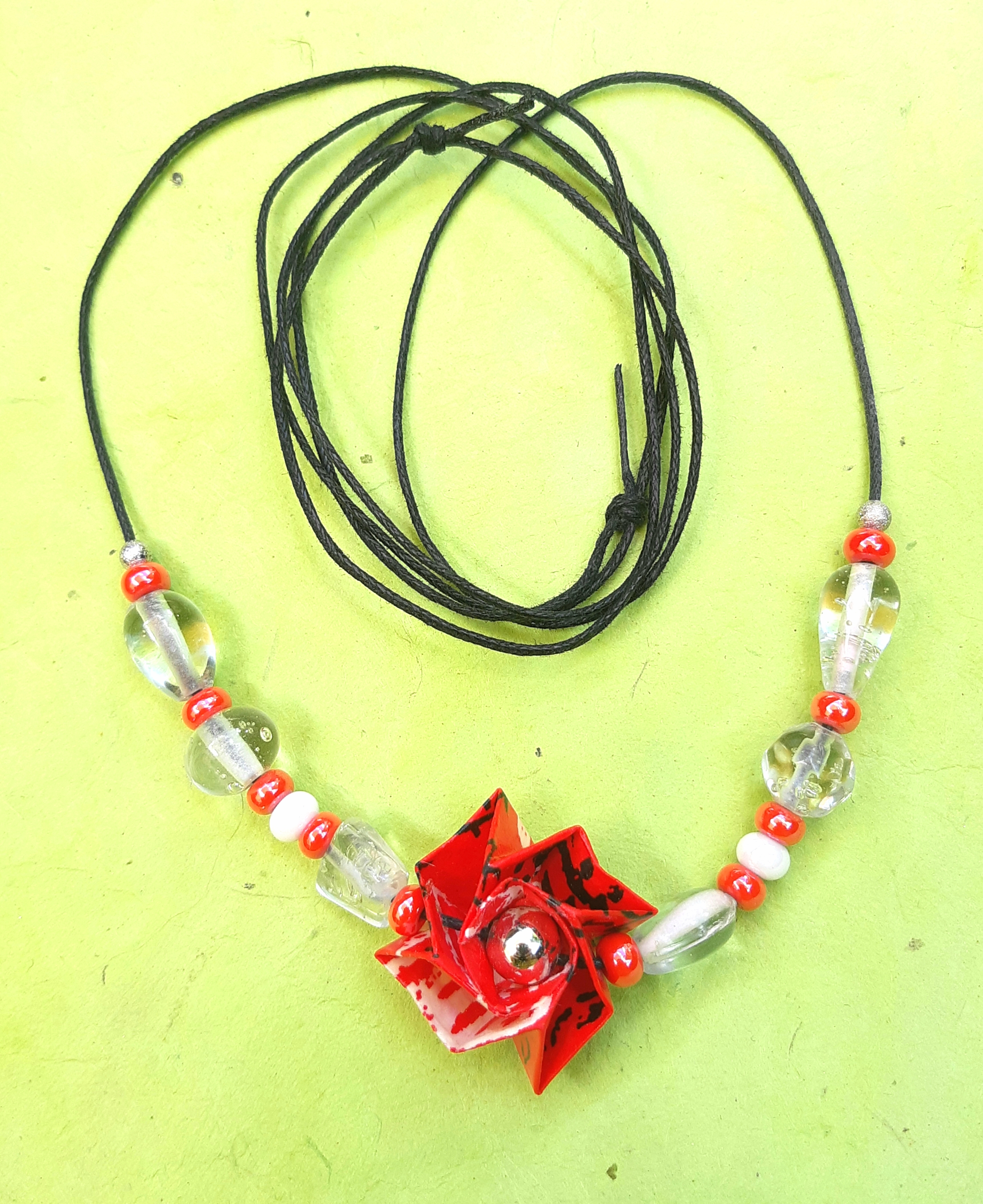 Collier Fleur, rouge idéogrammes, 13€
