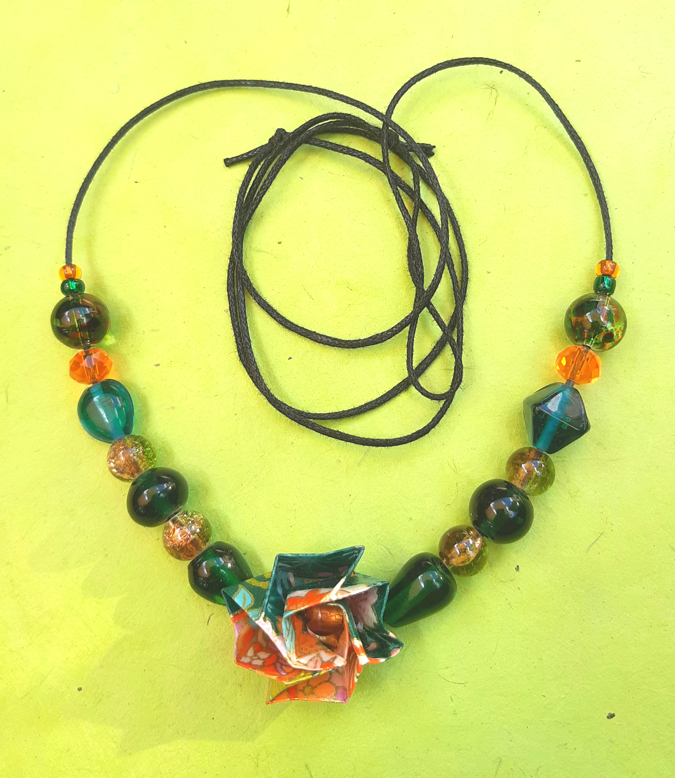 Collier Fleur, vert émeraude et orange, 13€