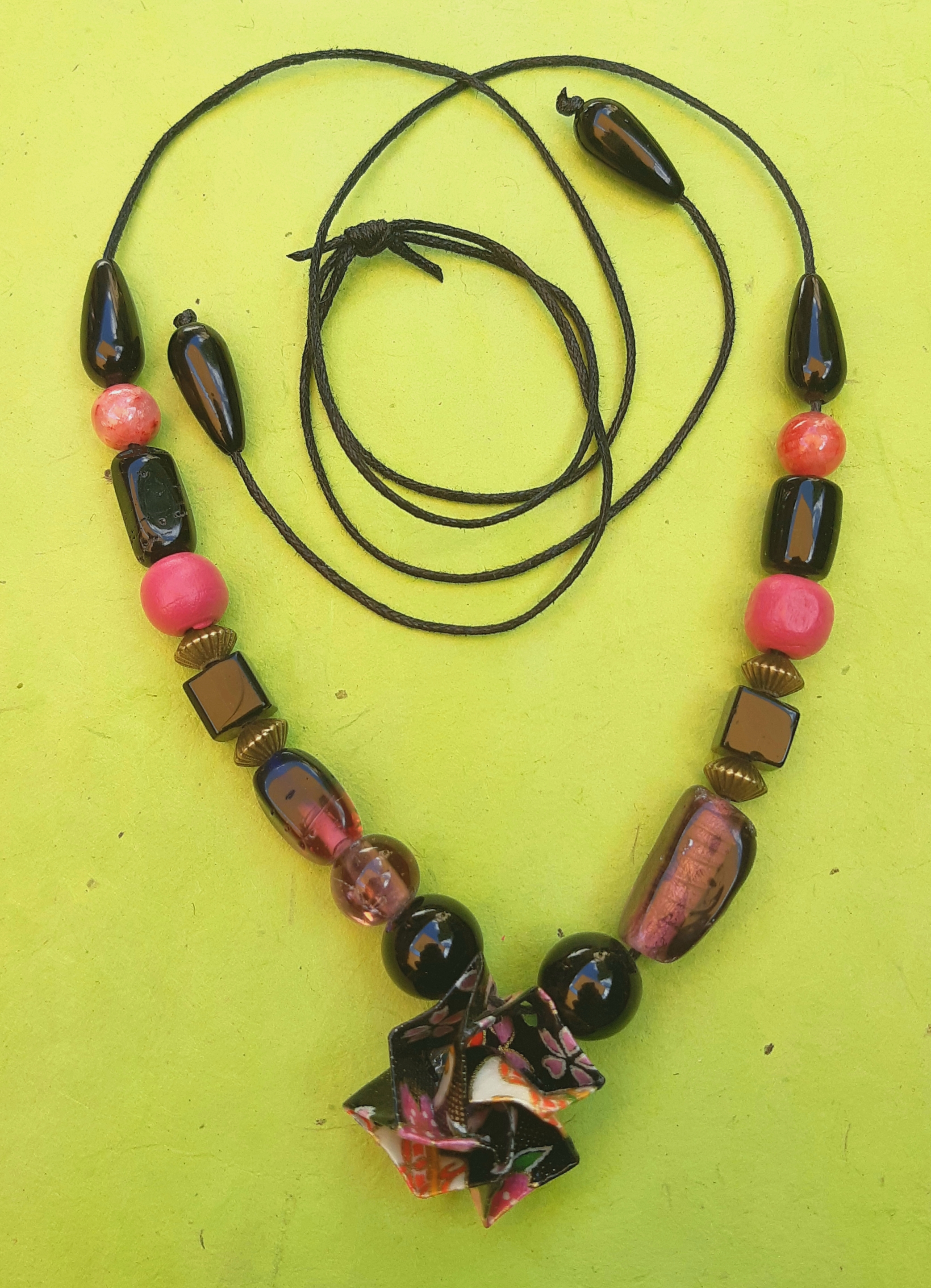 Collier Fleurs, noir et rose, 16€
(rhodonite : équilibre psychique, protection, réparation...)