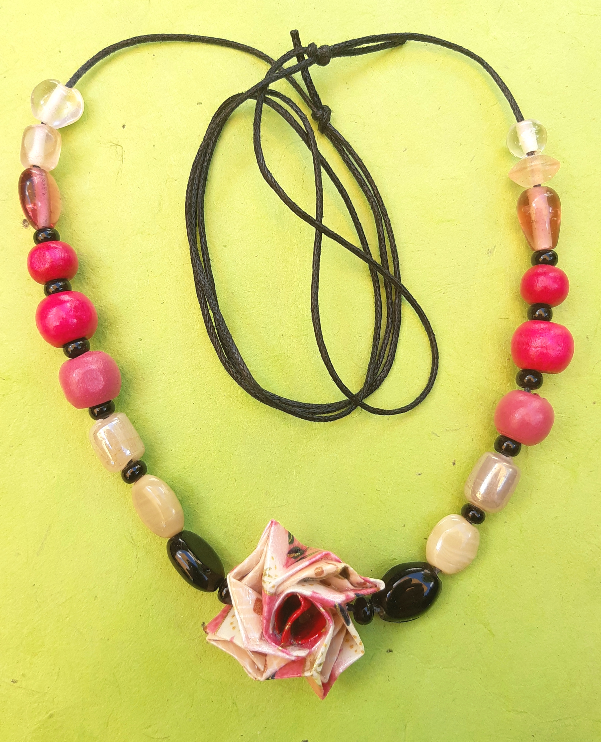 Collier Fleur, rose et crème, 13€