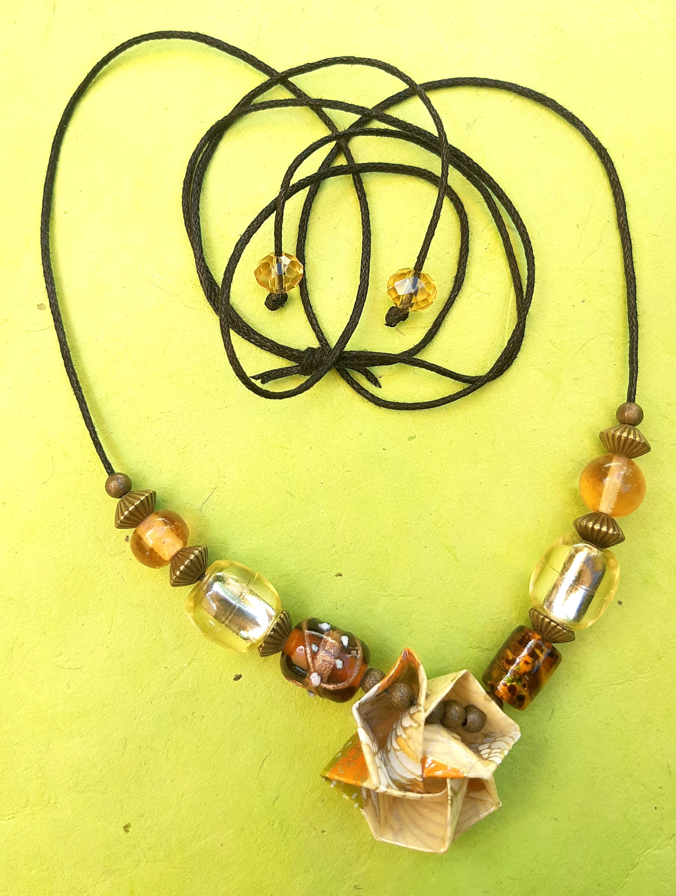 Collier Fleur, beige et orange, 13€
