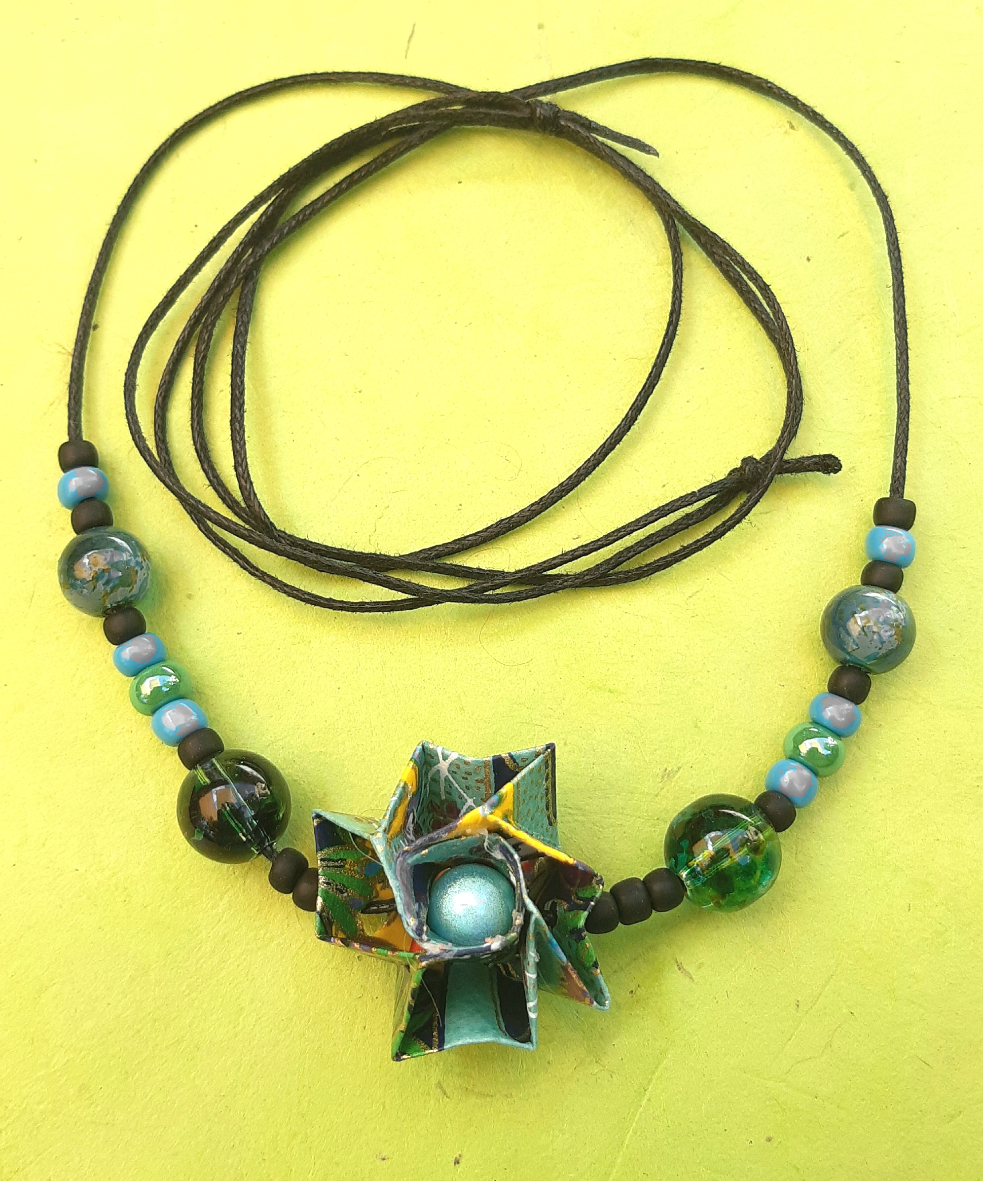 Collier Fleur, bleu turquoise, 13€