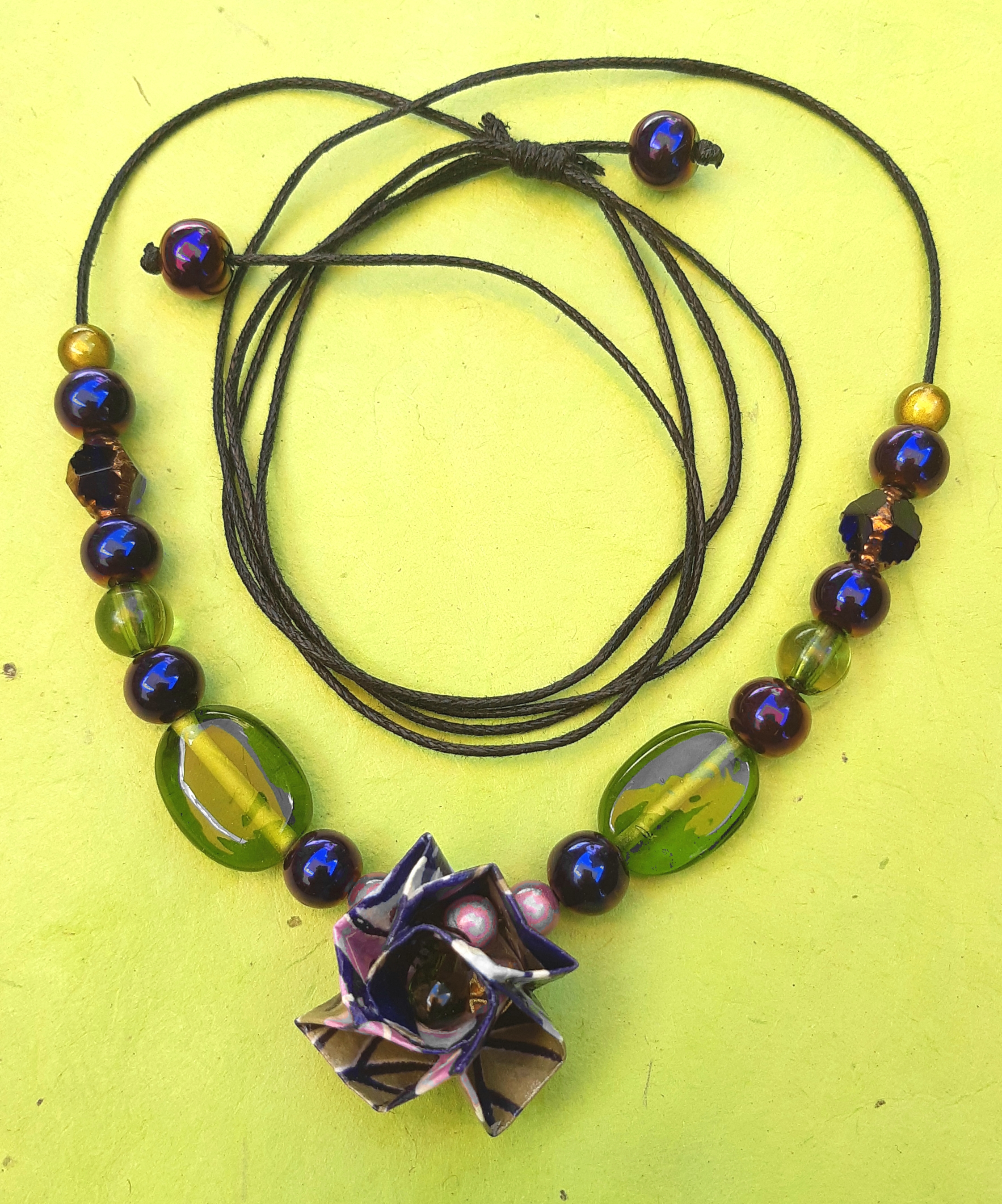 Collier Fleur, violet vert et rose, 13€