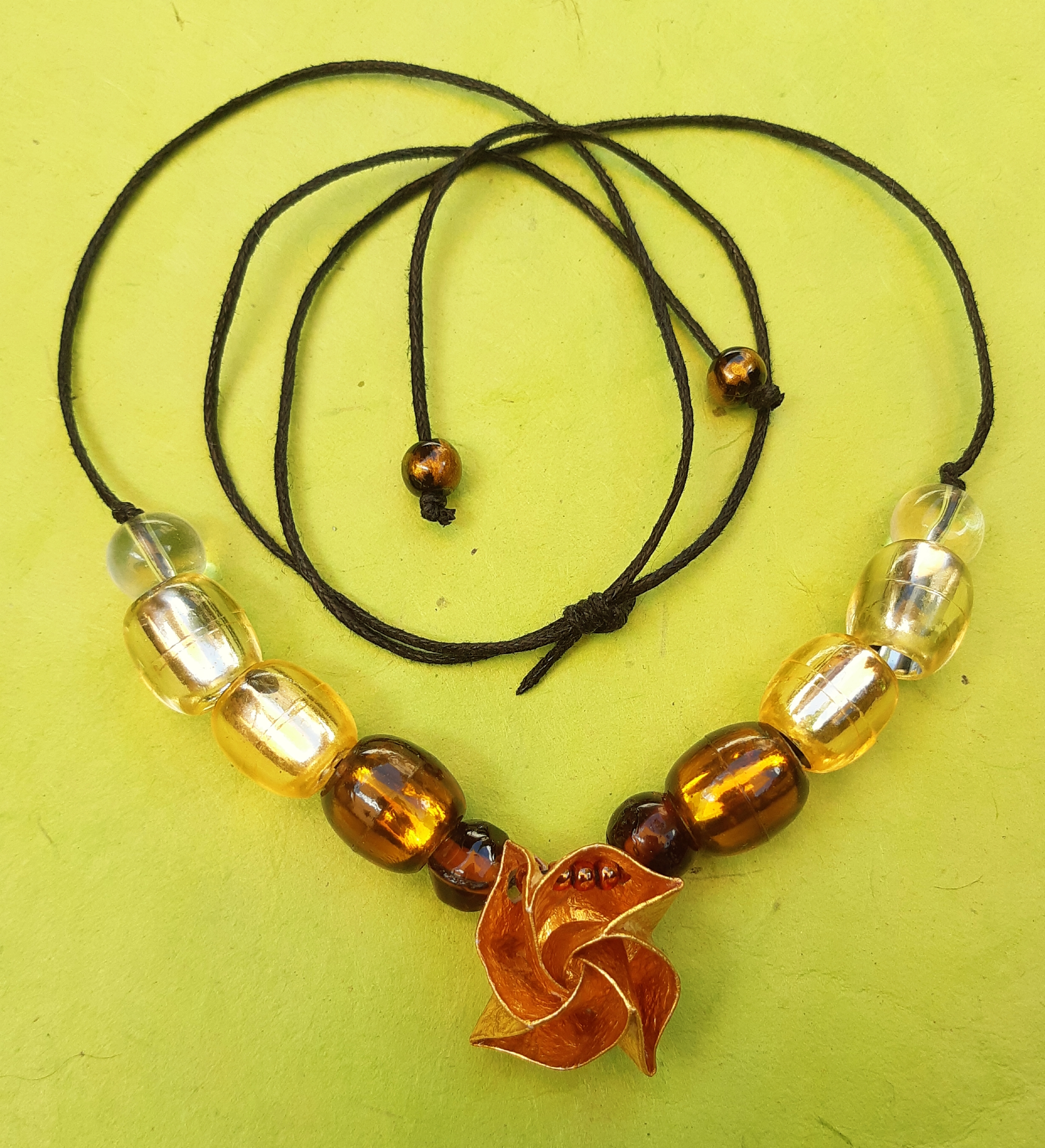 Collier Fleur, doré, 13€