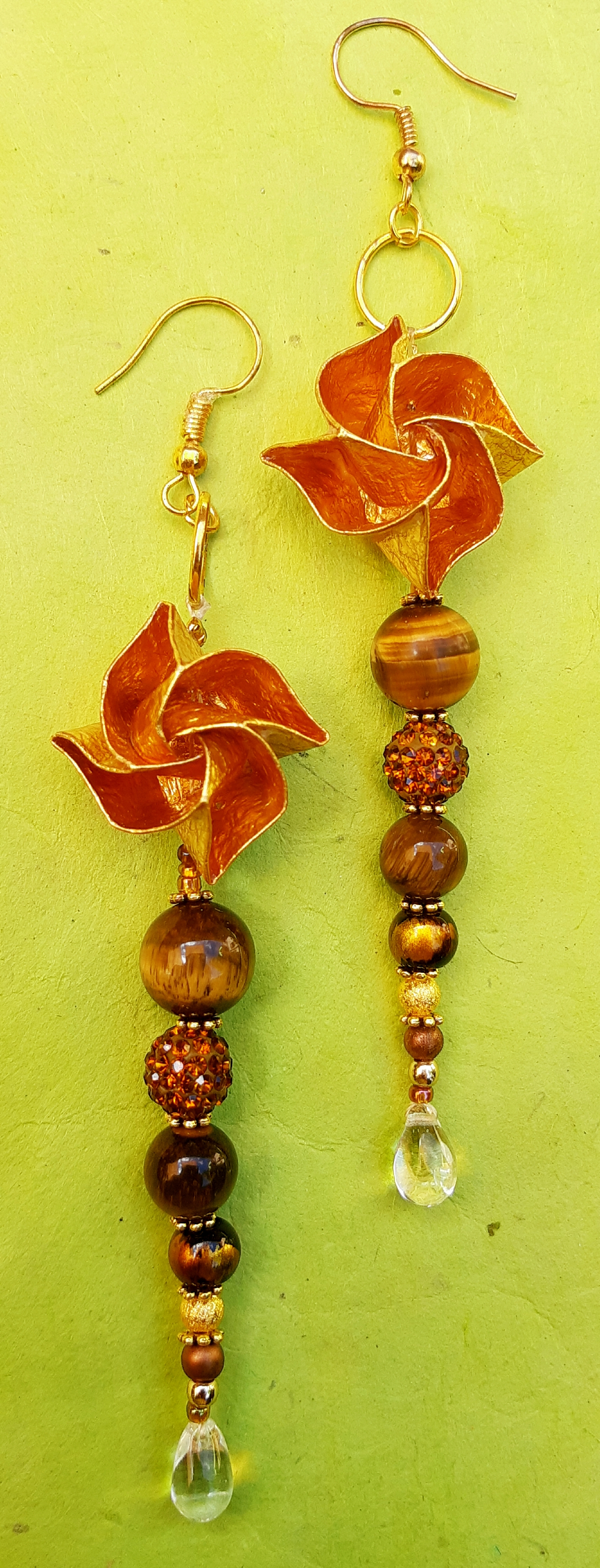 Boucles d'oreilles Fleurs, doré, 15€
(œil de tigre : protection, confiance en soi, dynamisme, sens de l'amitié...)