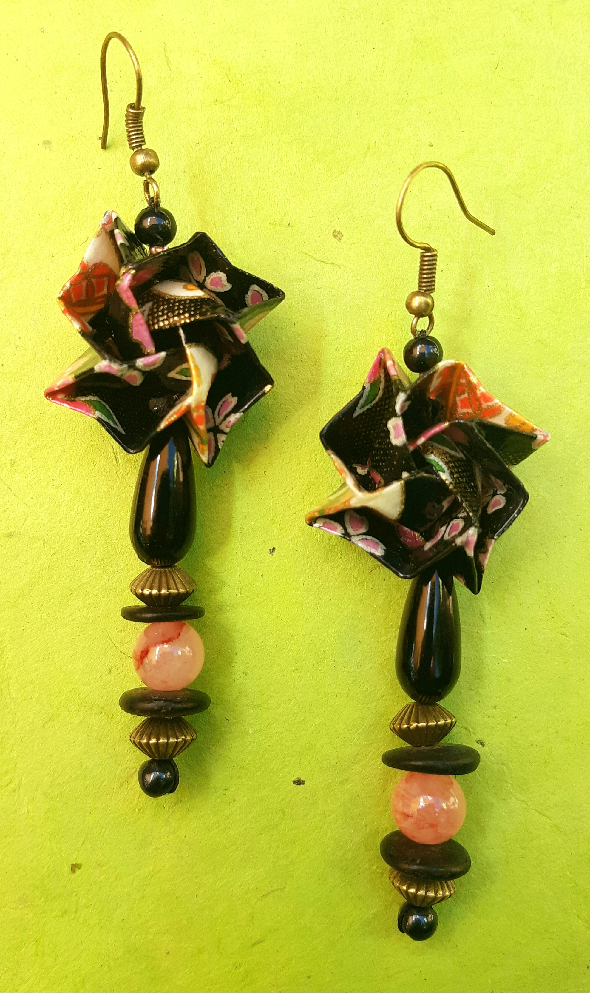 Boucles d'oreilles Fleurs, noir profond et rose orangé, 16€
(rhodonite : équilibre psychique, protection, réparation...) 