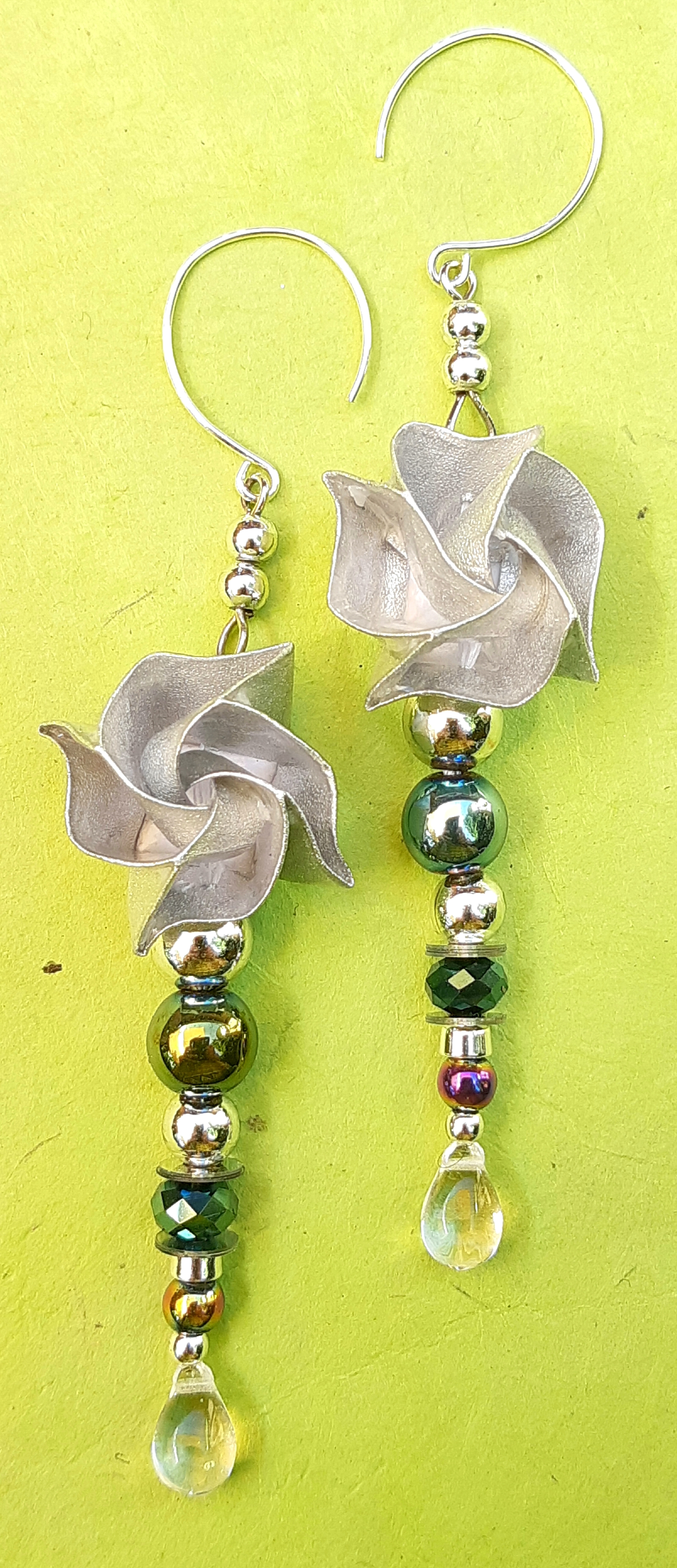 Boucles d'oreilles Fleurs argentées, 12€