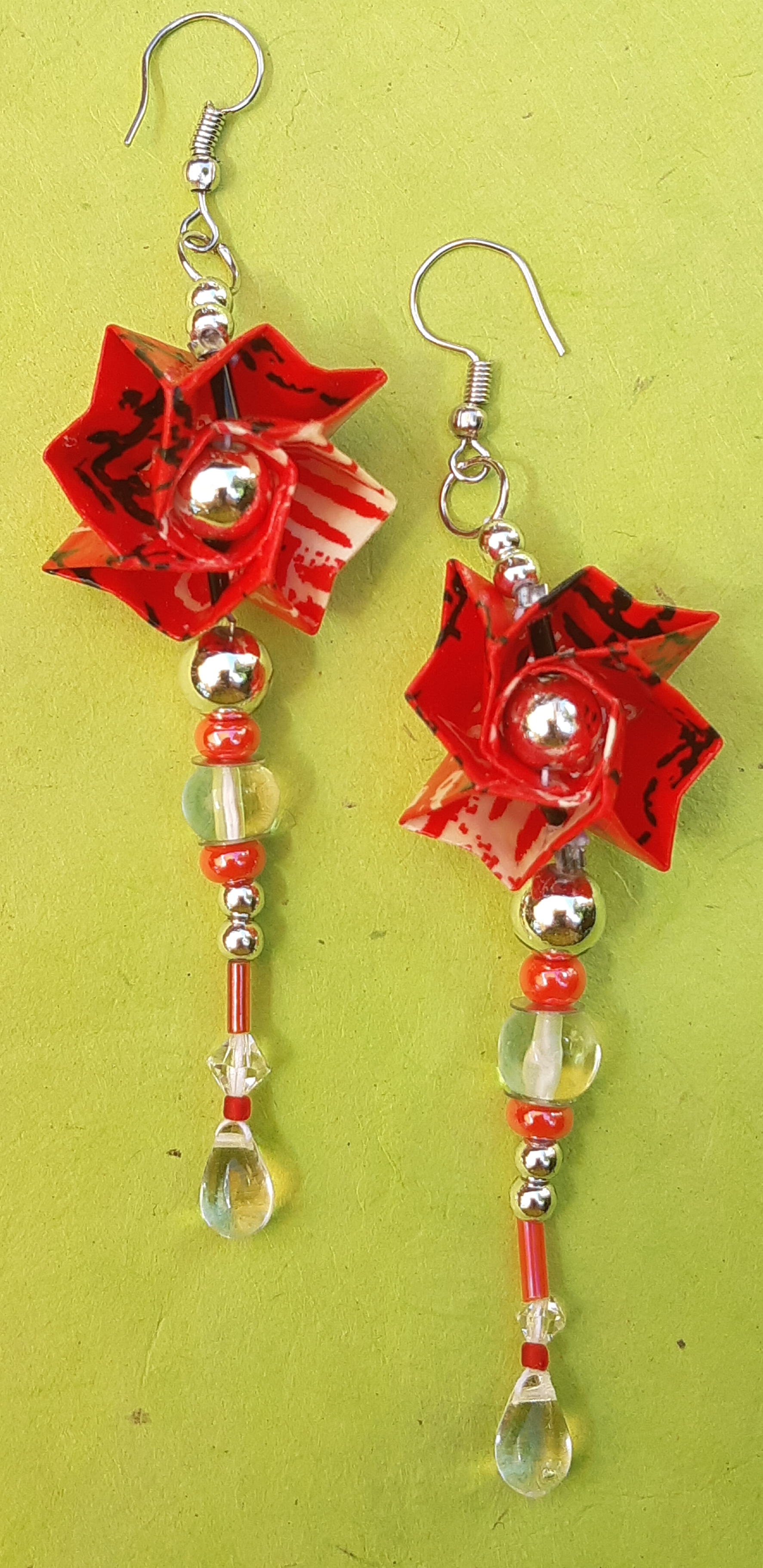 Boucles d'oreilles Fleurs, rouge et idéogrammes, 12€