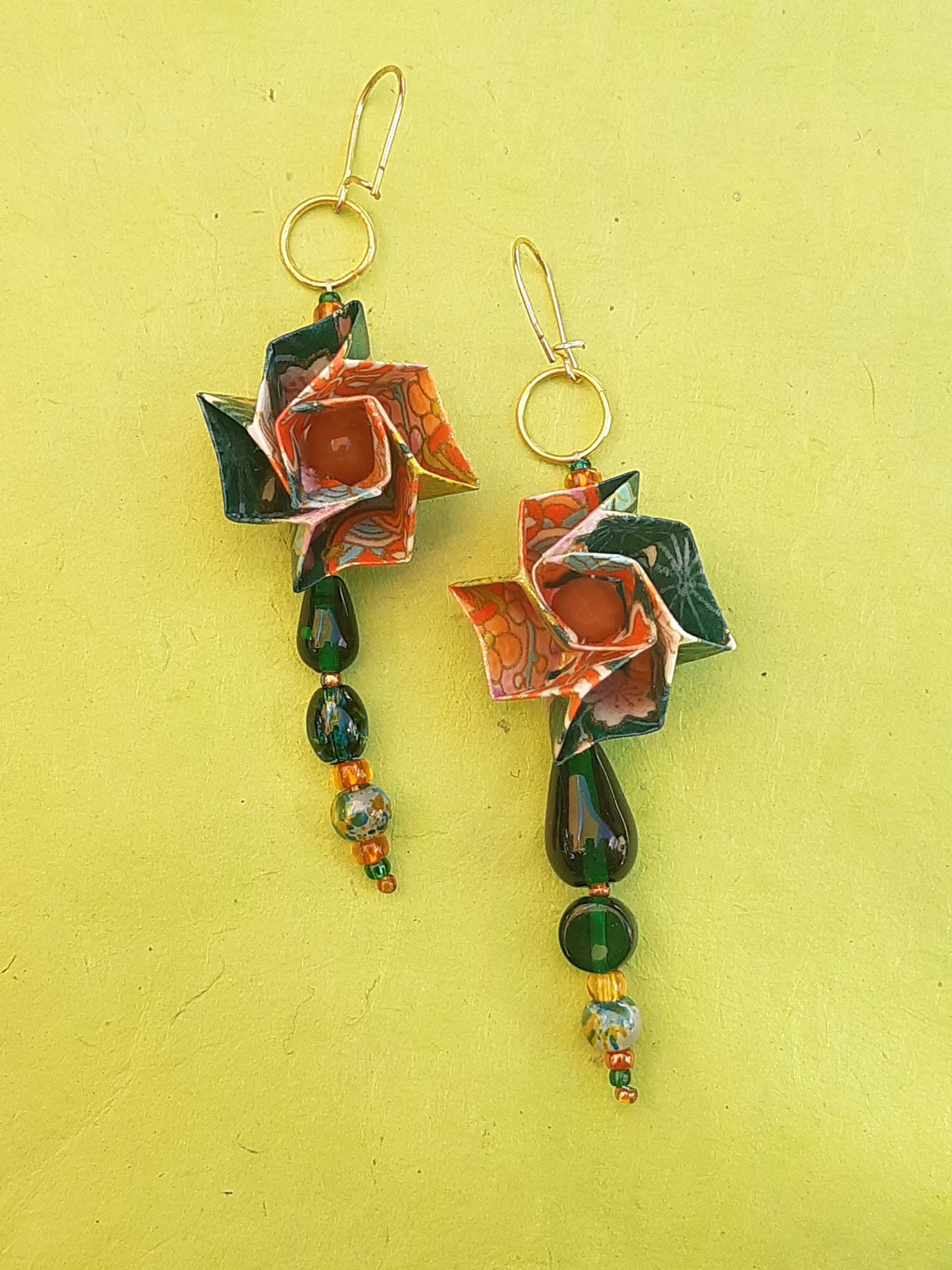 Boucles d'oreilles Fleurs, émeraude et orange, 12€