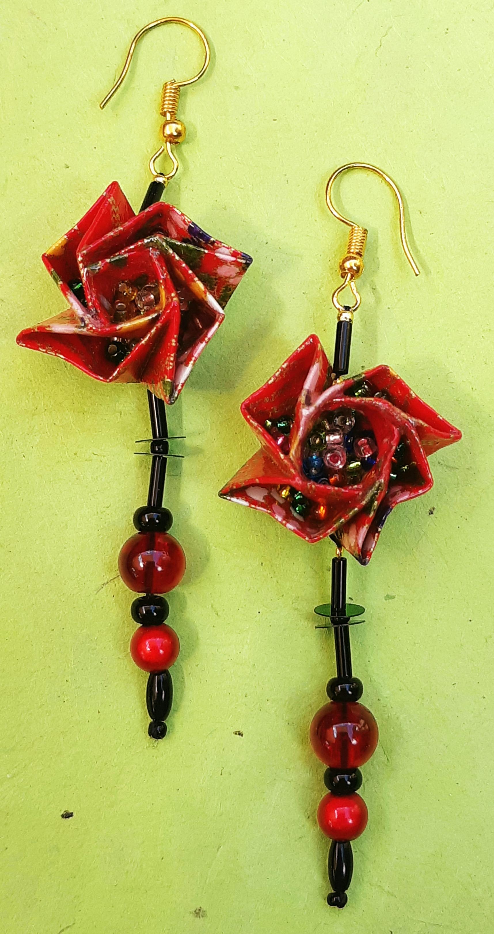Boucles d'oreilles Fleurs, rouge et émeraude, 12€