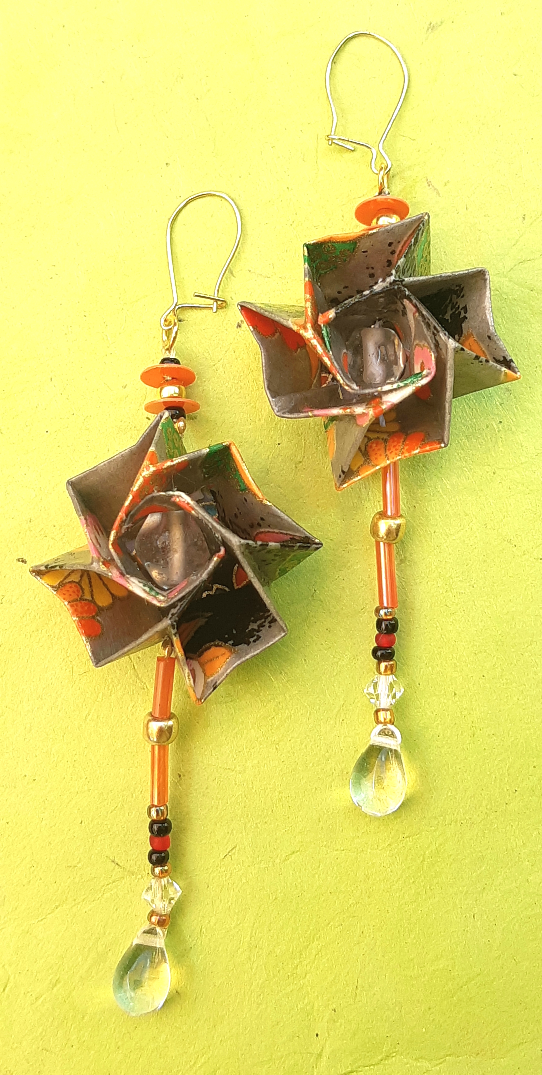 Boucles d'oreilles Fleurs, gris doux et orange, 12€