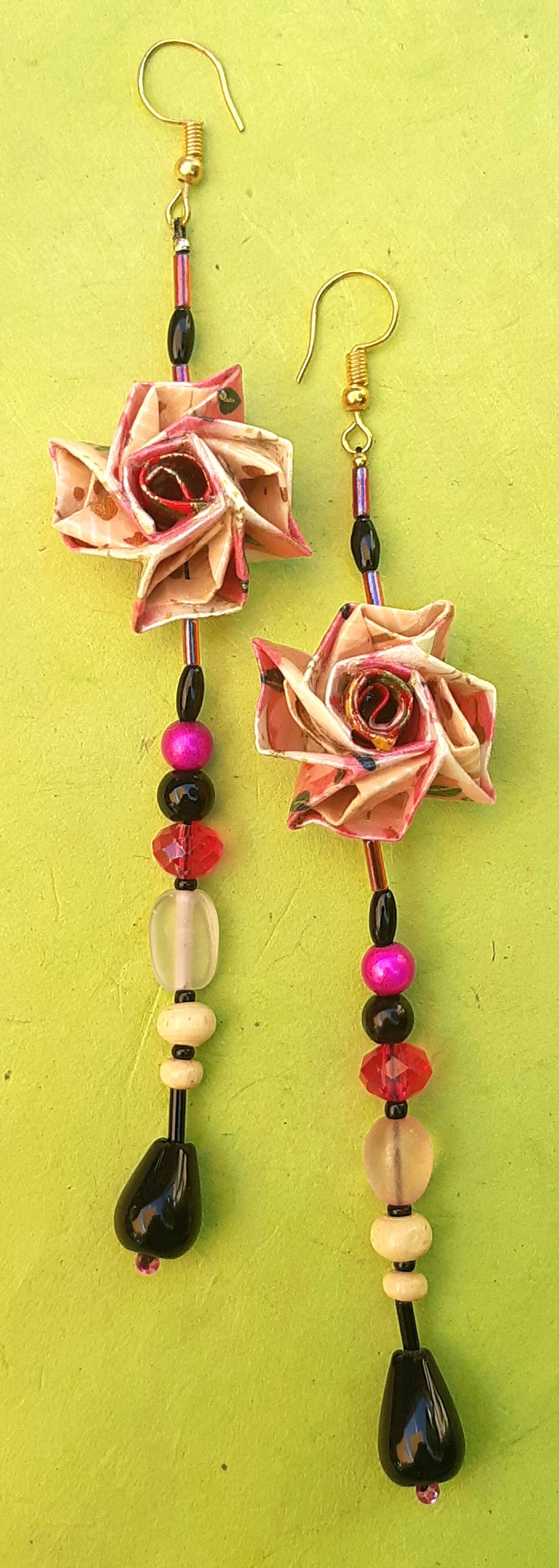 Boucles d'oreilles Fleurs, nuances de roses, 12€