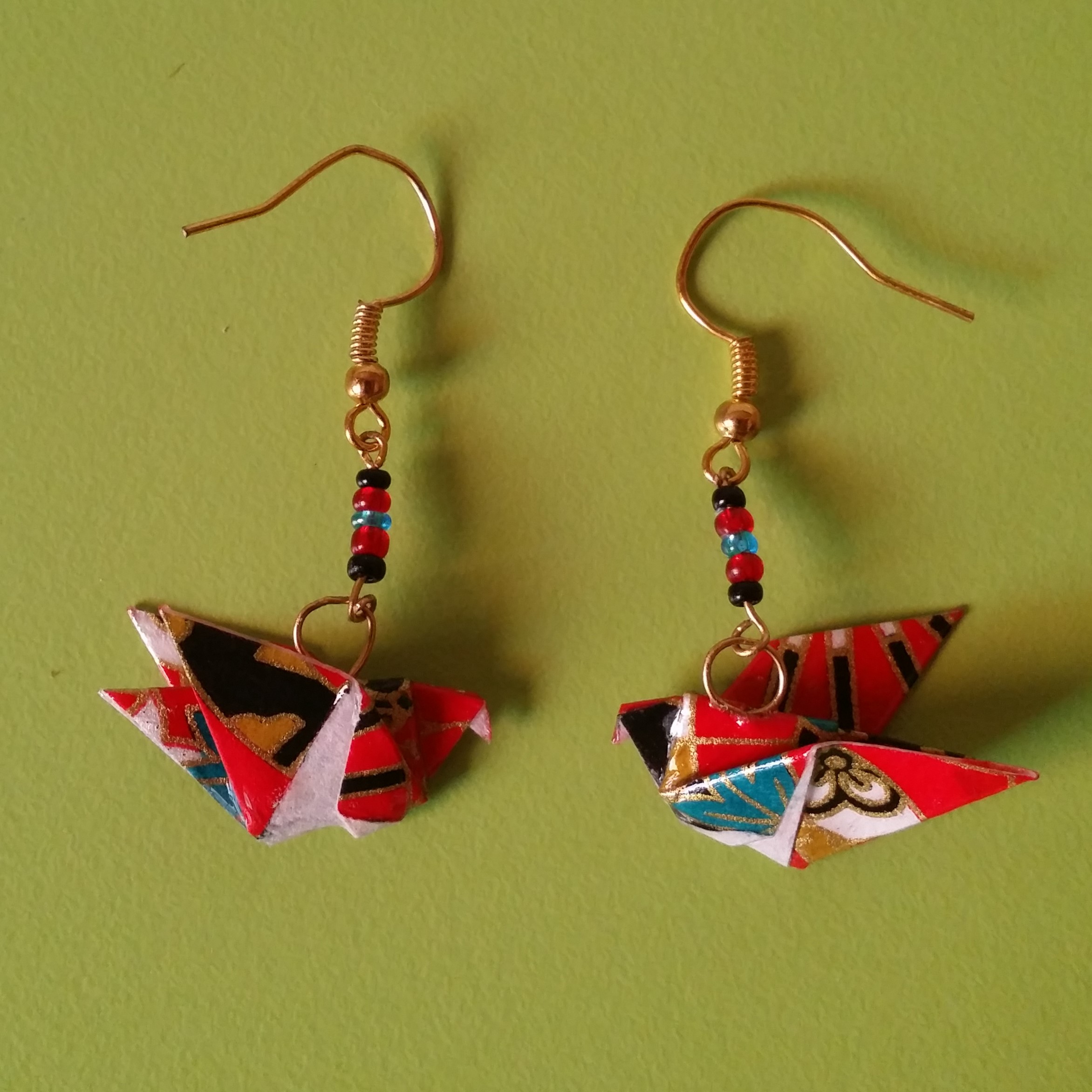 Boucles d'oreilles Oiseaux, rouge et bleu, 9€ 