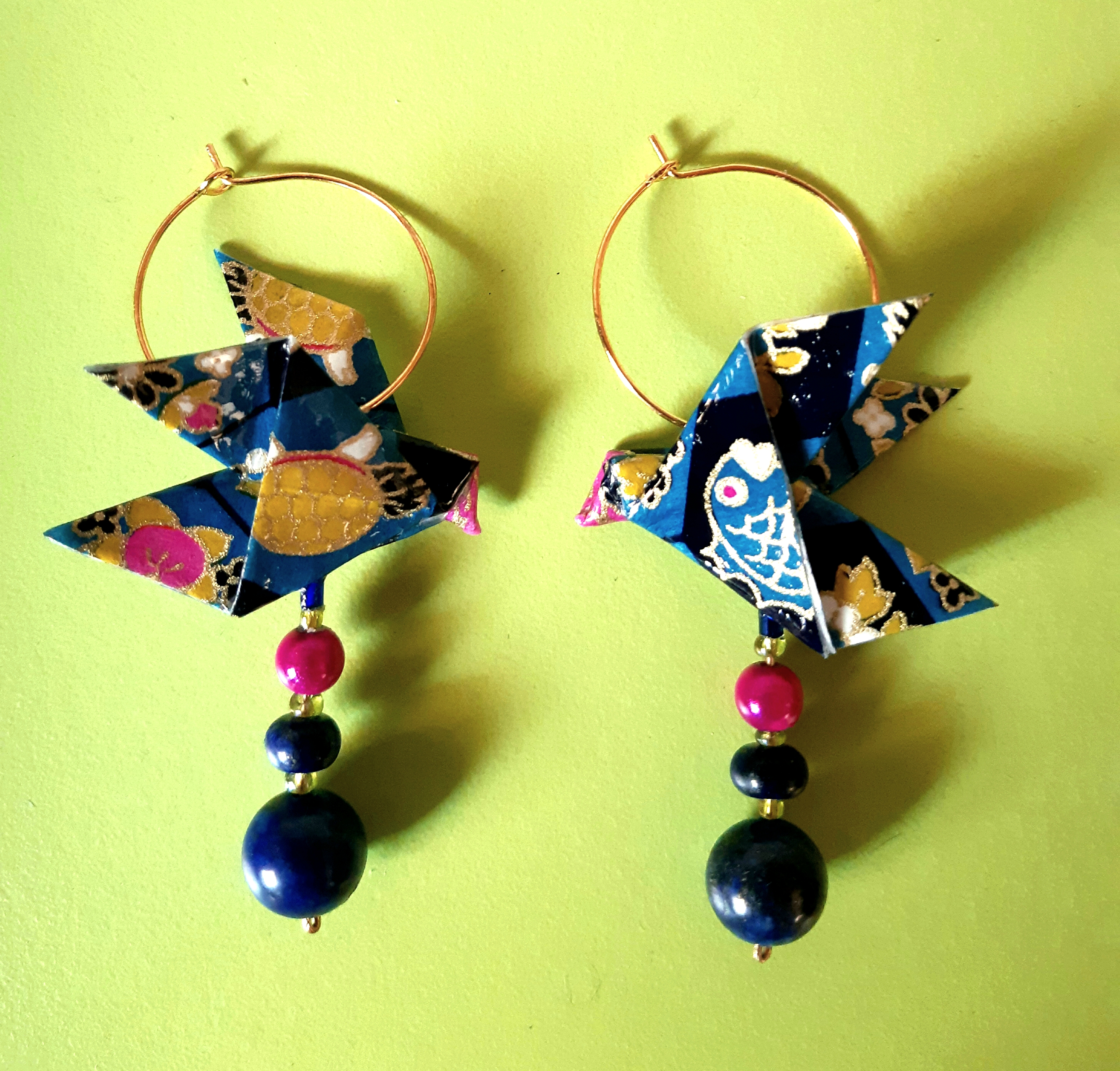 Boucles d'oreilles Oiseaux, bleu profond et fushia, 12€
(lapis lazuli : bonne humeur, communication, créativité, sagesse...) 