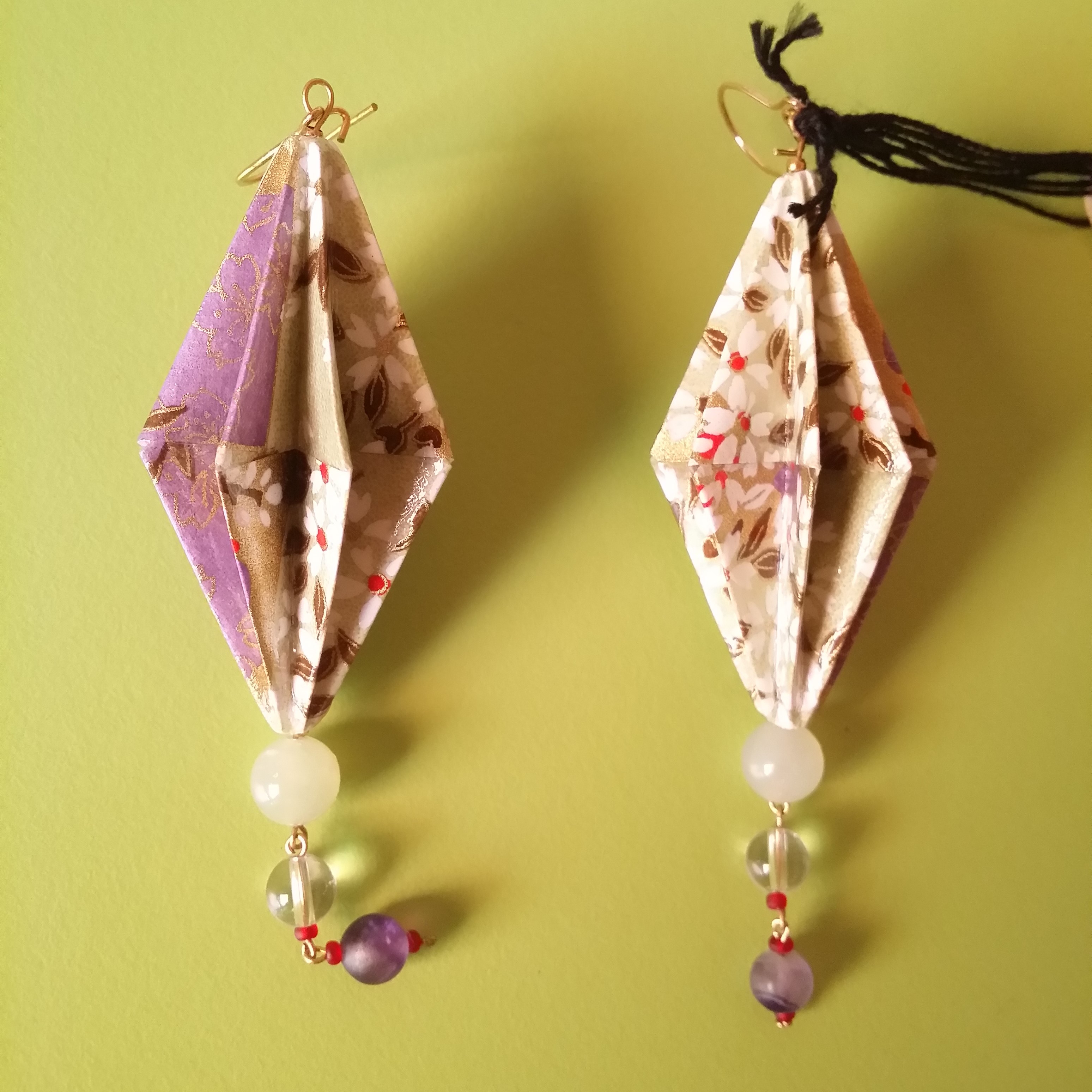 Boucles d'oreilles Lampions longs, papier washi doré et violet, 16€, ~ 9 cm de long hors attaches
(quartz rose: réparation affective, sérénité, créativité, intuition... ;  améthyste : sagesse, élévation spirituelle, modération... ; cristal de roche : amplificateur des vertus des pierres à proximité, régénération, purification, spiritualité...) 