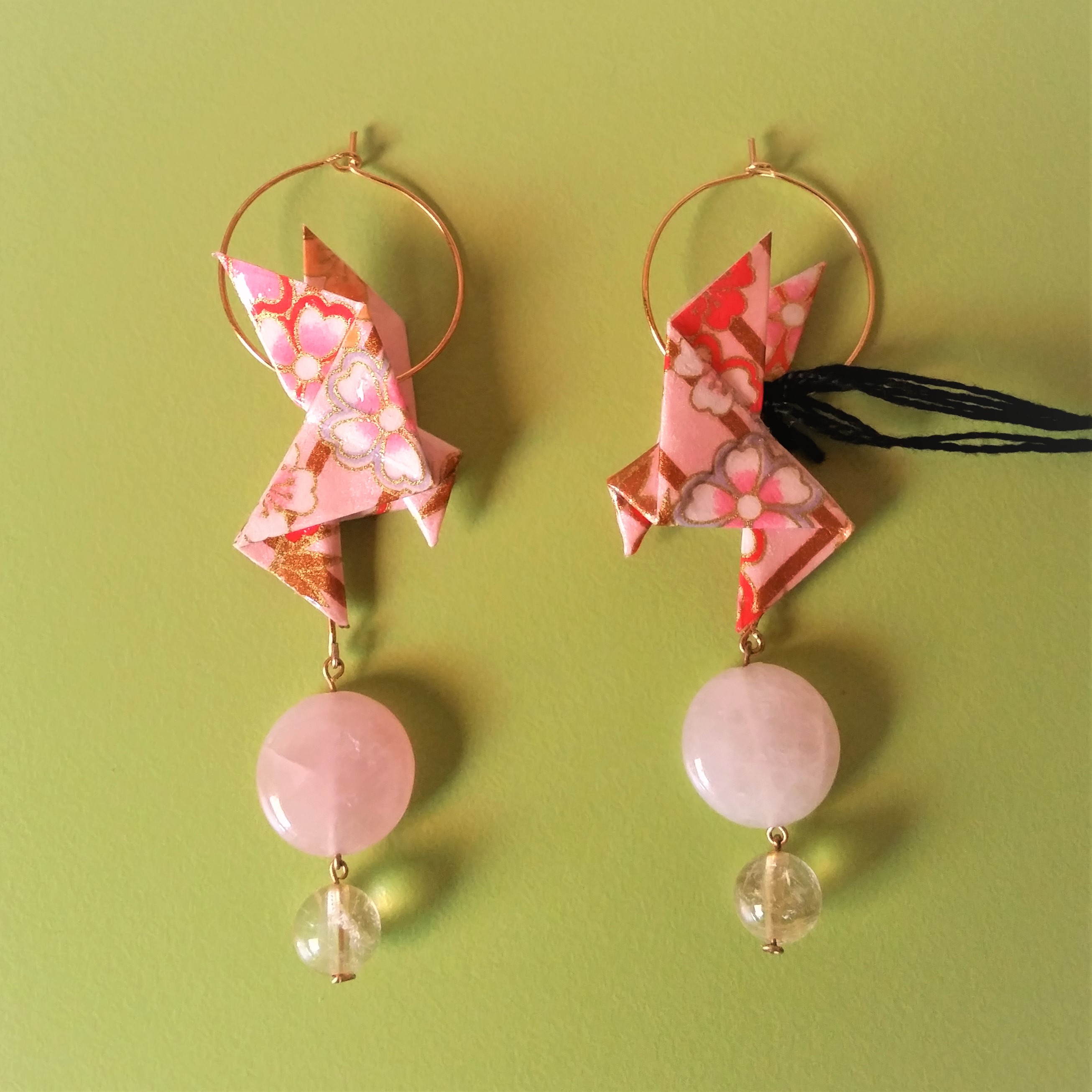 Boucles d'oreilles Oiseaux, rose, 12€
(quartz rose : réparation affective, sérénité d'esprit, créativité, intuition... ; cristal de roche : amplificateur des vertus des pierres à proximité, régénération, purification, spiritualité...) 
